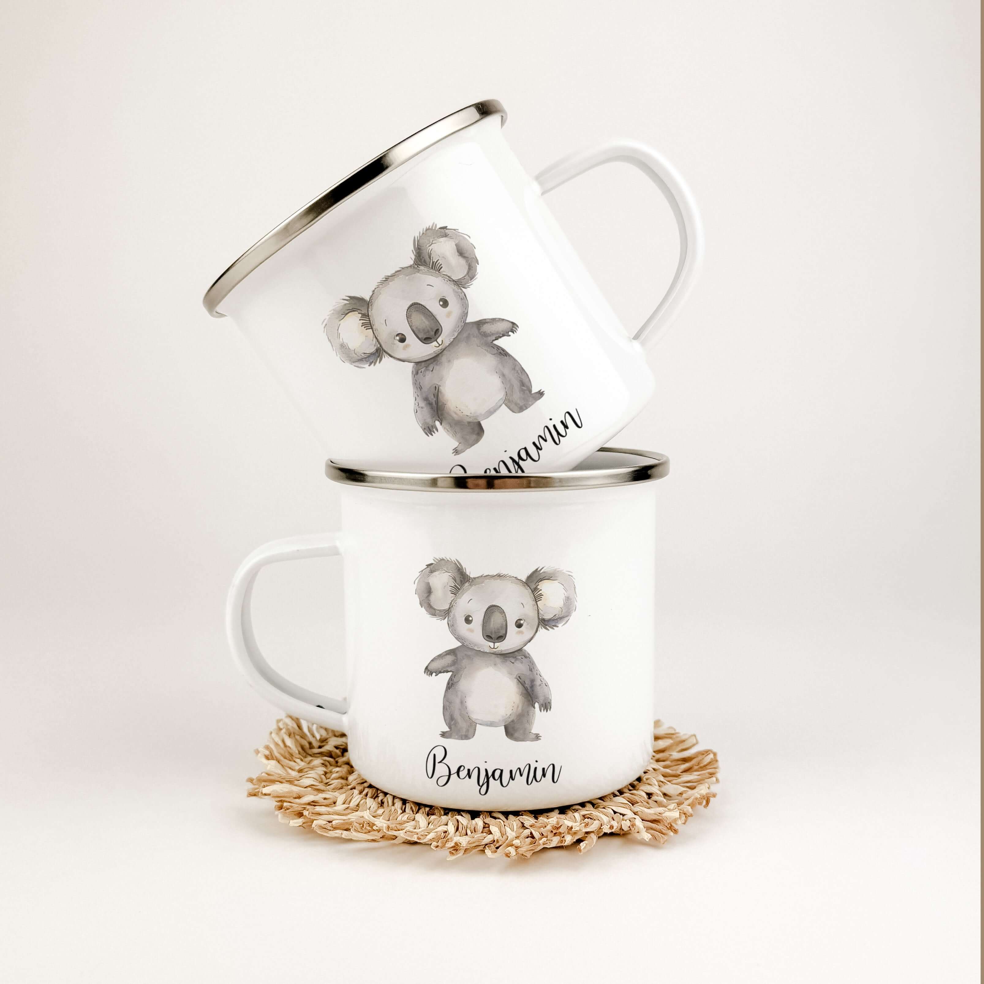 Emaille Tasse Koala-famprints-Emaille Tasse-Entdecke die zauberhafte Emaille Tasse mit einem süßen Koala, die nicht nur funktional ist, sondern auch das Herz jedes Kindes höher schlagen lässt. Stell dir vor, wie dein kleiner Schatz mit einem Lächeln im Ge