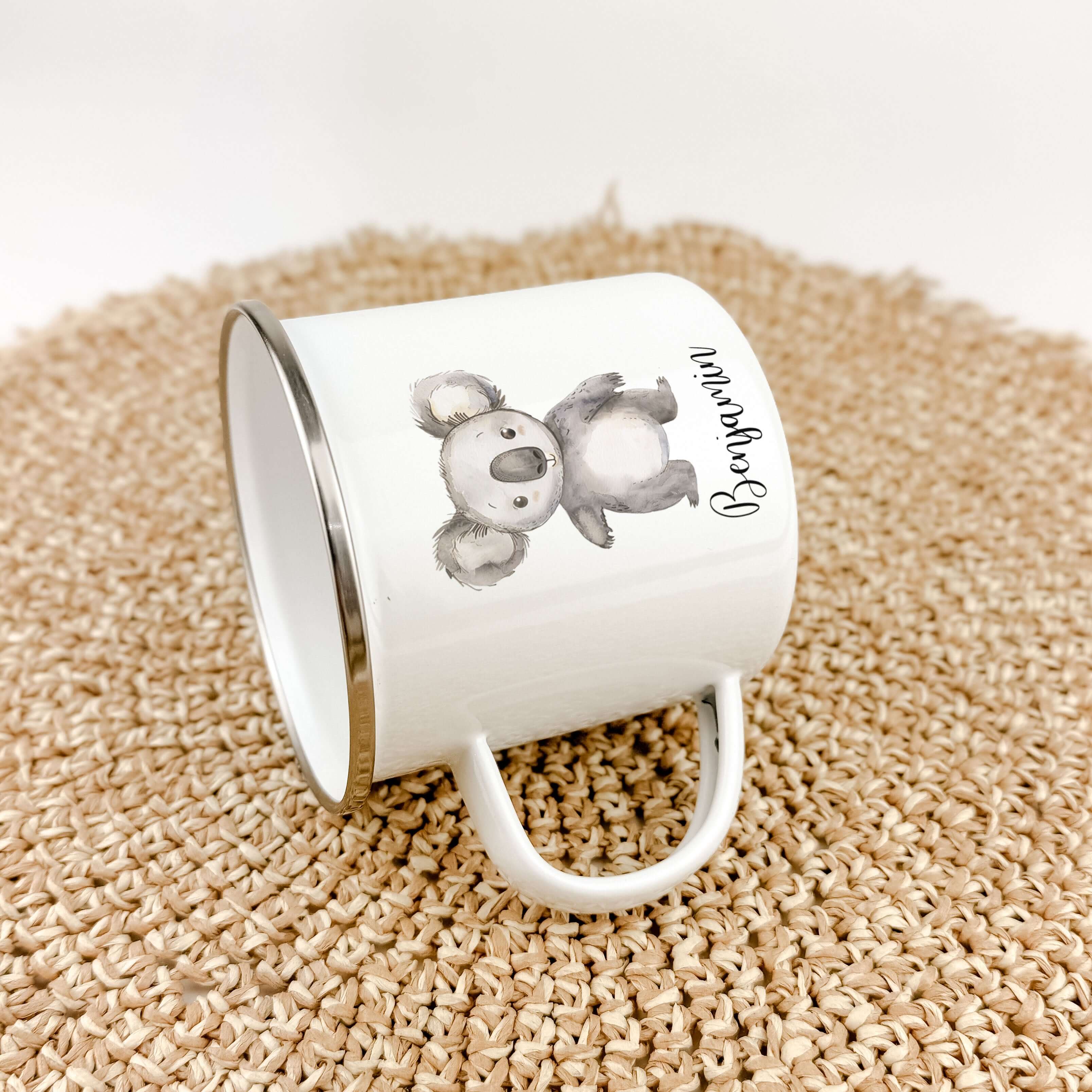 Emaille Tasse Koala-famprints-Emaille Tasse-Entdecke die zauberhafte Emaille Tasse mit einem süßen Koala, die nicht nur funktional ist, sondern auch das Herz jedes Kindes höher schlagen lässt. Stell dir vor, wie dein kleiner Schatz mit einem Lächeln im Ge