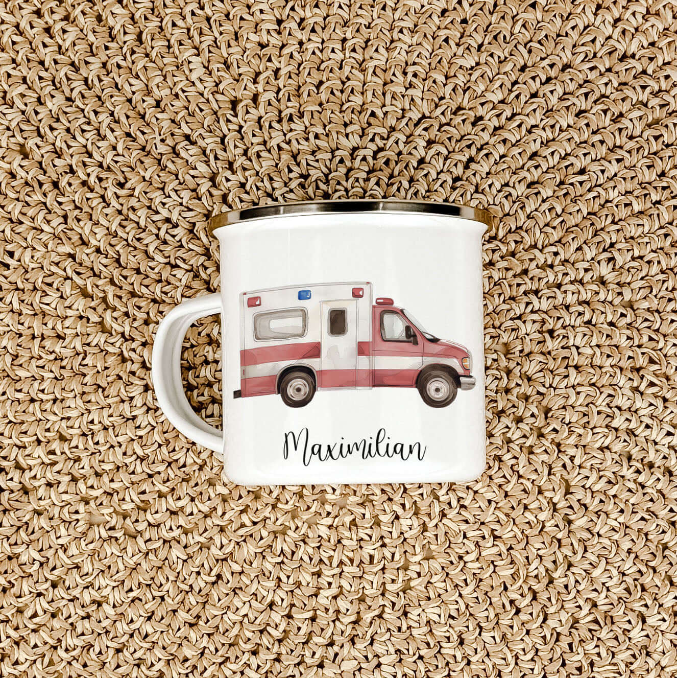 Emaille Tasse Krankenwagen-famprints-Emaille Tasse-Entdecke die perfekte Emaille Tasse für kleine Helden: Unsere personalisierte Tasse mit einem liebevoll gestalteten Krankenwagen in Aquarell-Optik ist nicht nur ein praktisches Accessoire, sondern auch ei