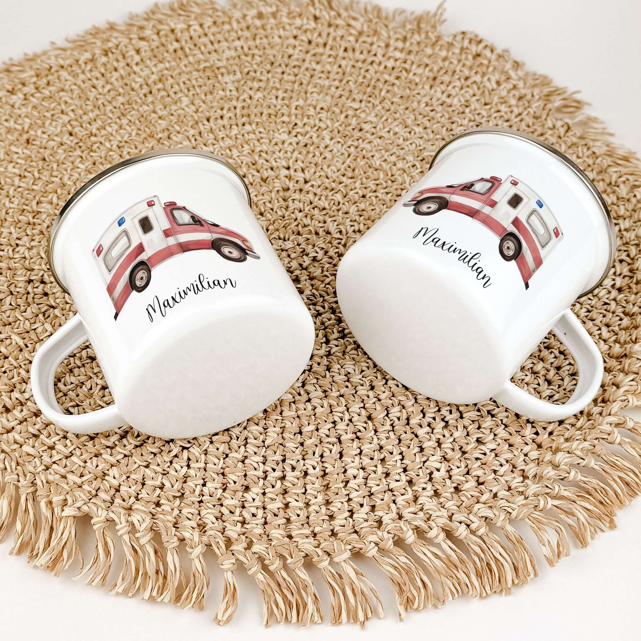 Emaille Tasse Krankenwagen-famprints-Emaille Tasse-Entdecke die perfekte Emaille Tasse für kleine Helden: Unsere personalisierte Tasse mit einem liebevoll gestalteten Krankenwagen in Aquarell-Optik ist nicht nur ein praktisches Accessoire, sondern auch ei
