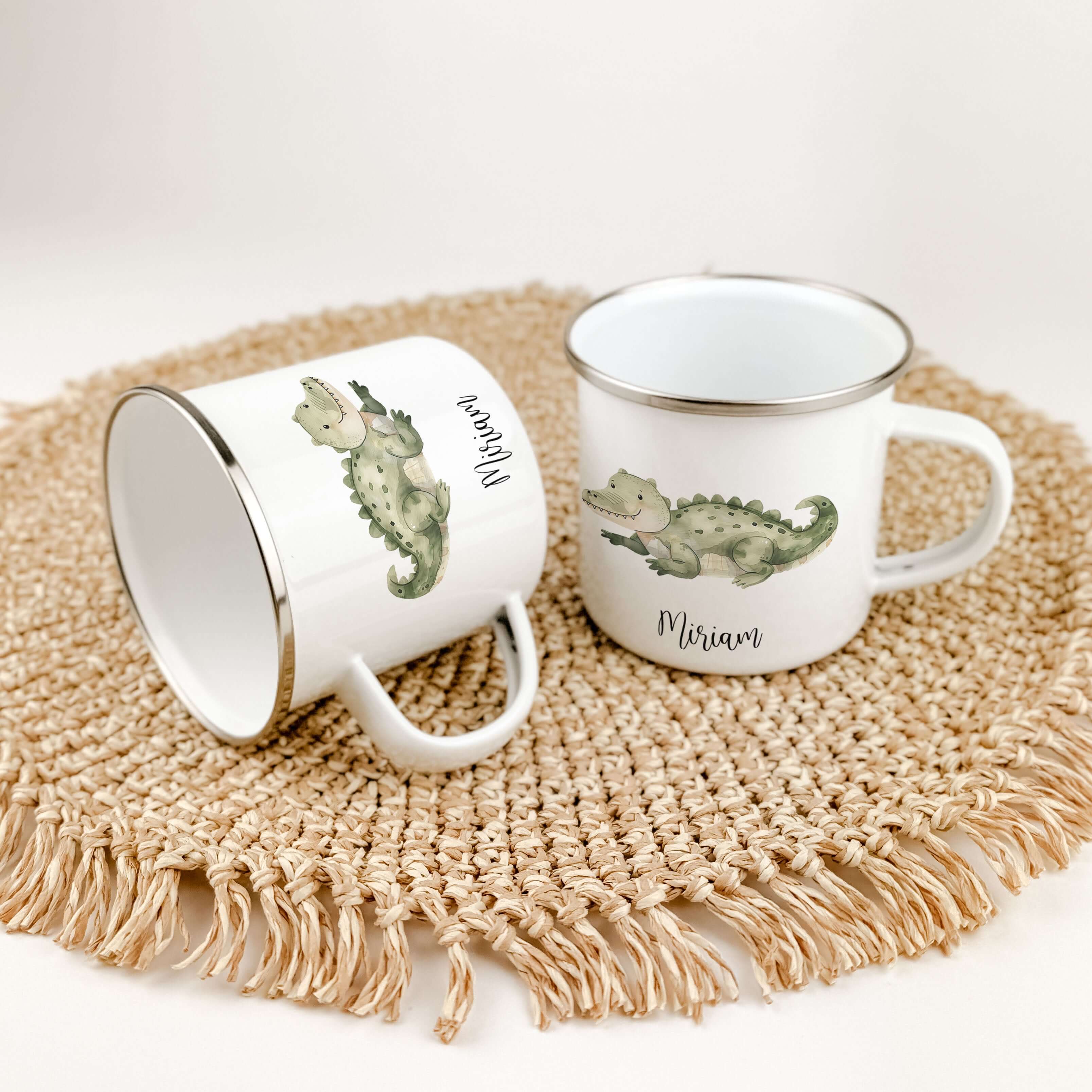 Emaille Tasse Krokodil-famprints-Emaille Tasse-Entdecke die zauberhafte Emaille Tasse Krokodil, die nicht nur ein praktisches Trinkgefäß ist, sondern auch ein liebevolles Geschenk für kleine Abenteurer. Mit ihrem einzigartigen Krokodil-Motiv in Aquarell-O