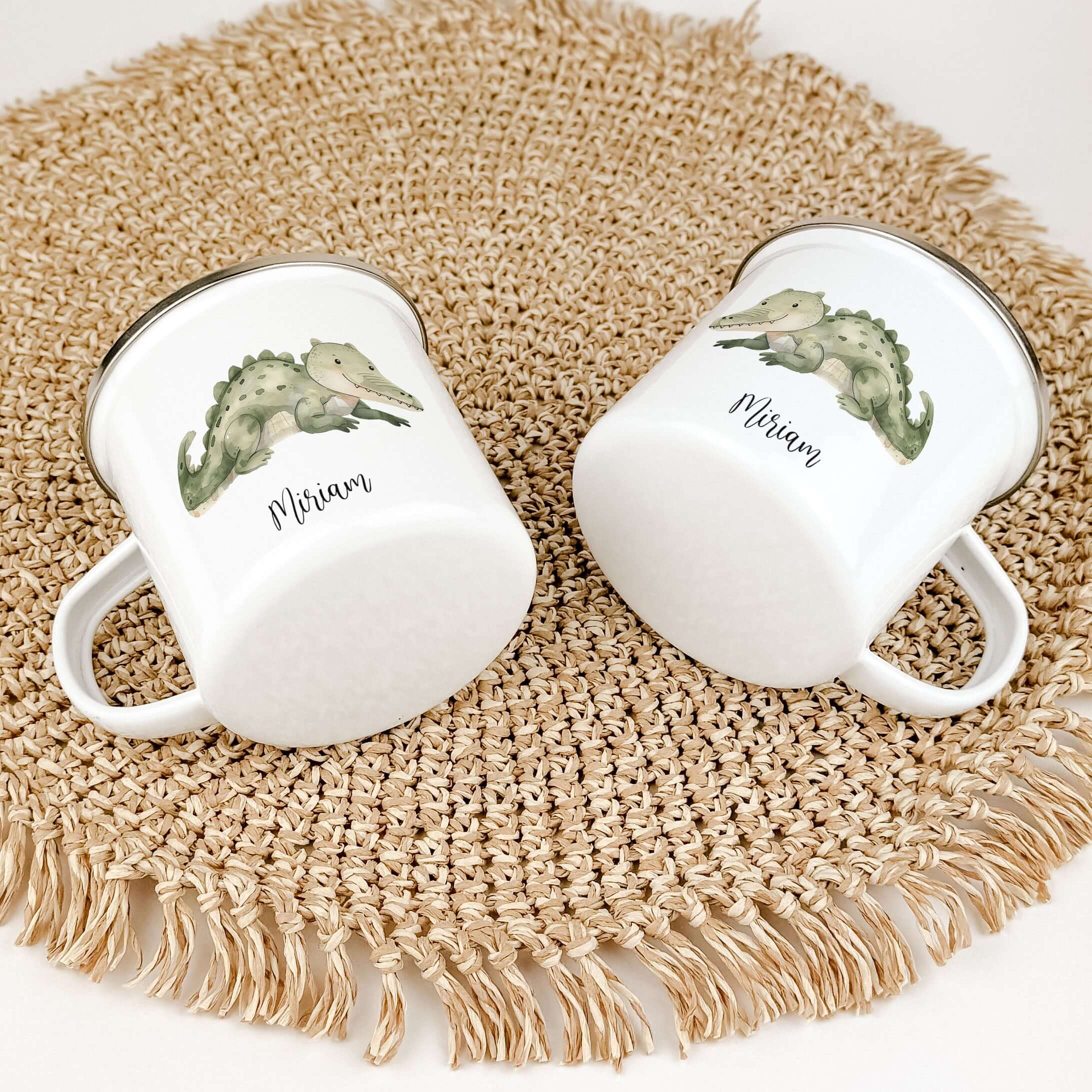 Emaille Tasse Krokodil-famprints-Emaille Tasse-Entdecke die zauberhafte Emaille Tasse Krokodil, die nicht nur ein praktisches Trinkgefäß ist, sondern auch ein liebevolles Geschenk für kleine Abenteurer. Mit ihrem einzigartigen Krokodil-Motiv in Aquarell-O