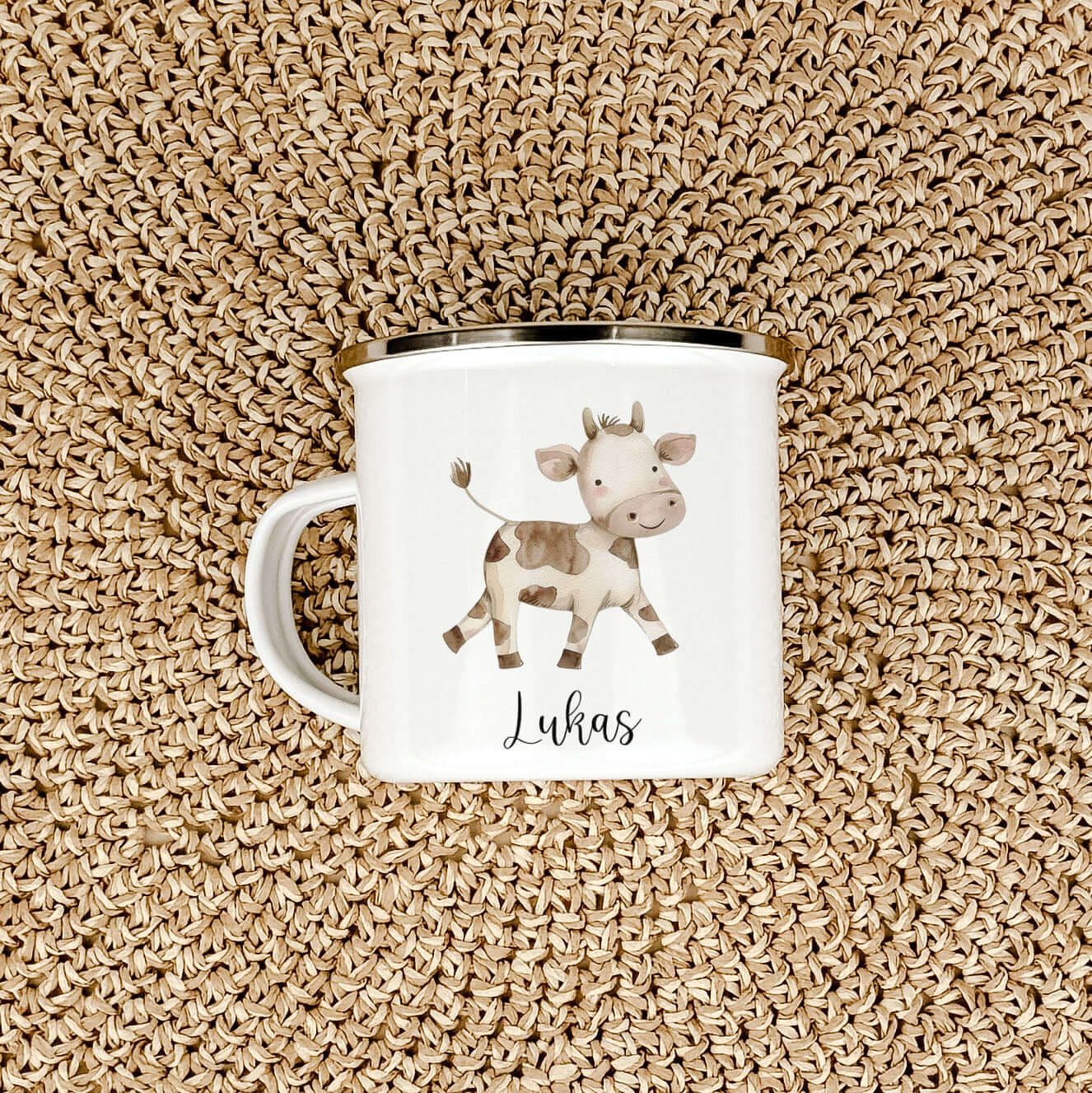 Emaille Tasse Kuh-famprints-Emaille Tasse-Entdecke die bezaubernde Emaille Tasse mit einer liebevollen Kuh im Aquarell-Look, die nicht nur praktischen Nutzen bietet, sondern auch ein Lächeln auf jedes Gesicht zaubert. Diese personalisierte Tasse wird zum