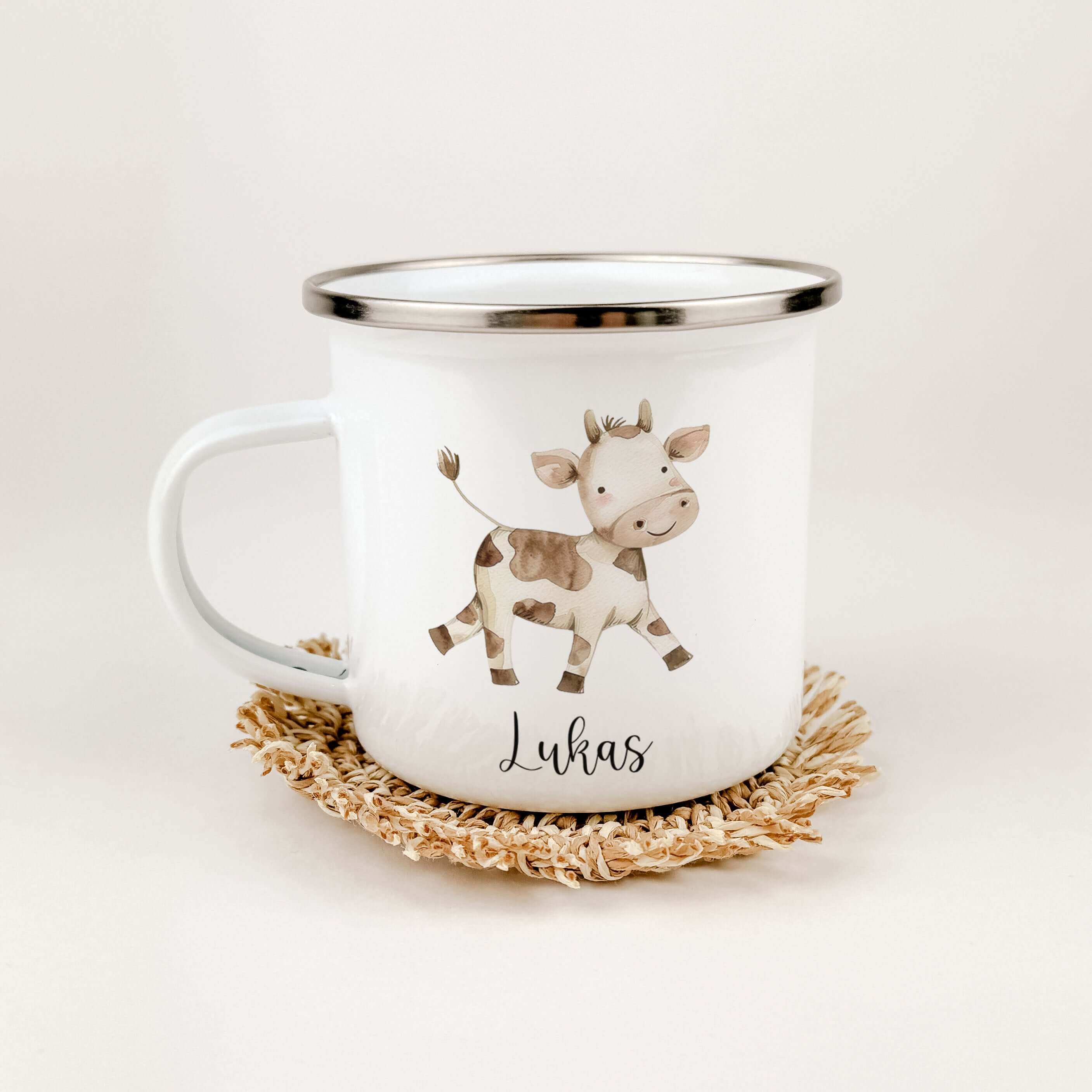 Emaille Tasse Kuh-famprints-Emaille Tasse-Entdecke die bezaubernde Emaille Tasse mit einer liebevollen Kuh im Aquarell-Look, die nicht nur praktischen Nutzen bietet, sondern auch ein Lächeln auf jedes Gesicht zaubert. Diese personalisierte Tasse wird zum