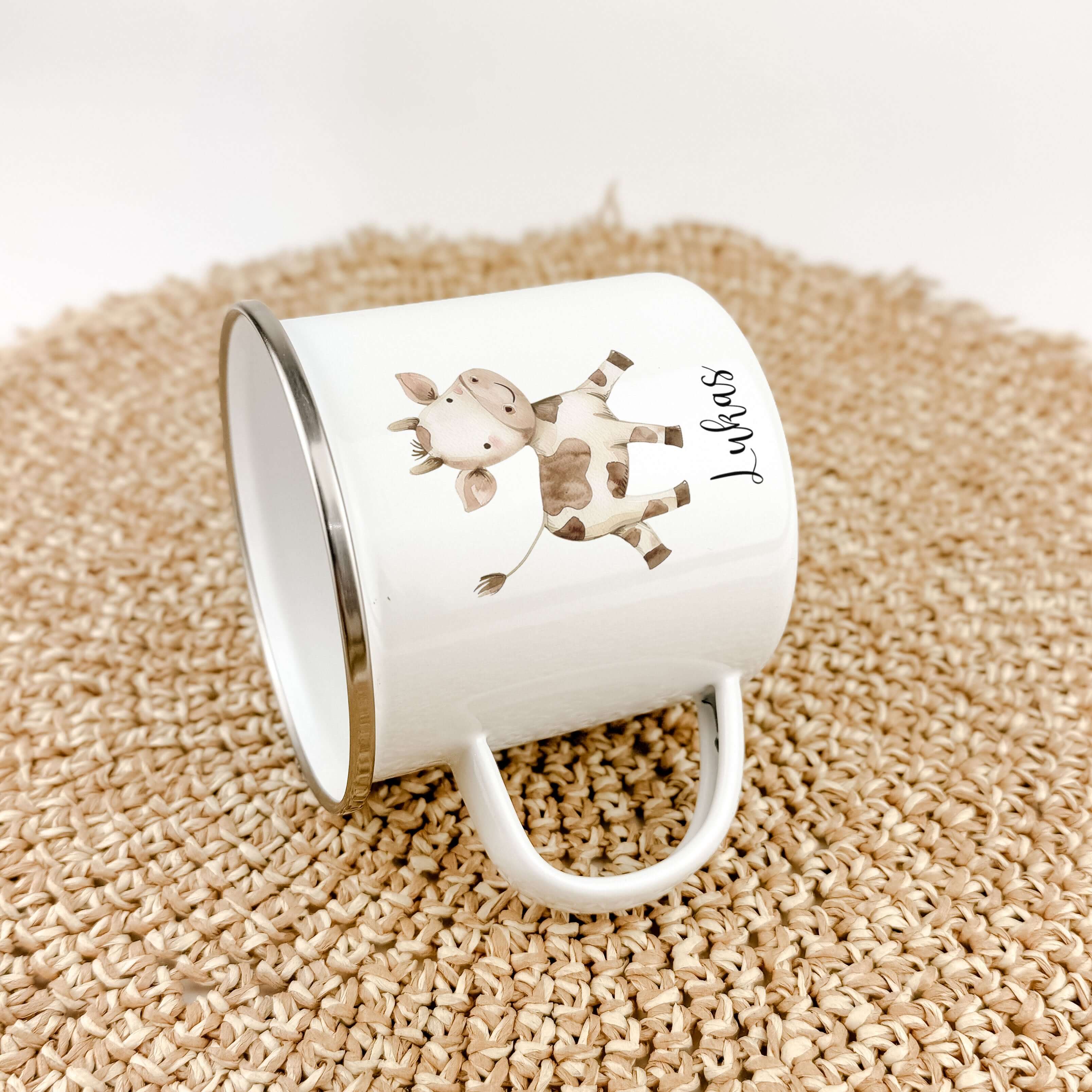 Emaille Tasse Kuh-famprints-Emaille Tasse-Entdecke die bezaubernde Emaille Tasse mit einer liebevollen Kuh im Aquarell-Look, die nicht nur praktischen Nutzen bietet, sondern auch ein Lächeln auf jedes Gesicht zaubert. Diese personalisierte Tasse wird zum