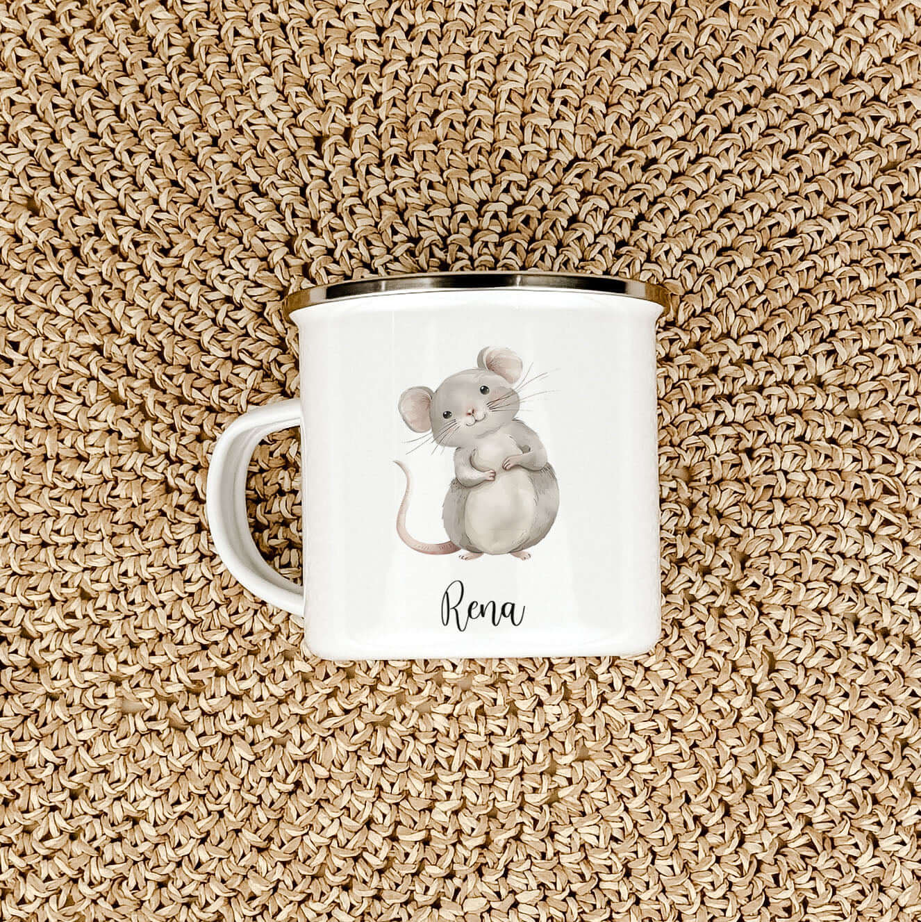 Emaille Tasse Maus-famprints-Emaille Tasse-Entdecke die bezaubernde Emaille Tasse Maus, die nicht nur ein praktisches Trinkgefäß ist, sondern auch ein Stückchen Freude in den Alltag bringt! Diese personalisierte Tasse mit deinem Namen und der süßen Maus i