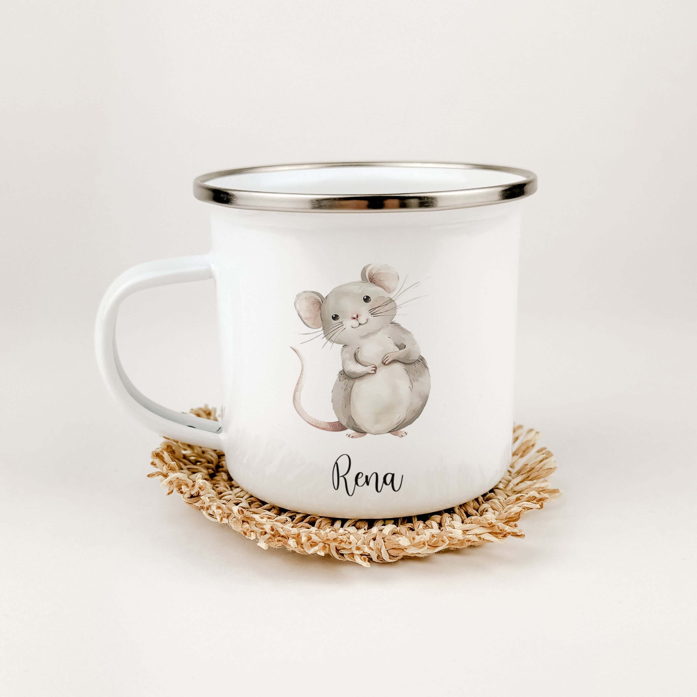 Emaille Tasse Maus-famprints-Emaille Tasse-Entdecke die bezaubernde Emaille Tasse Maus, die nicht nur ein praktisches Trinkgefäß ist, sondern auch ein Stückchen Freude in den Alltag bringt! Diese personalisierte Tasse mit deinem Namen und der süßen Maus i