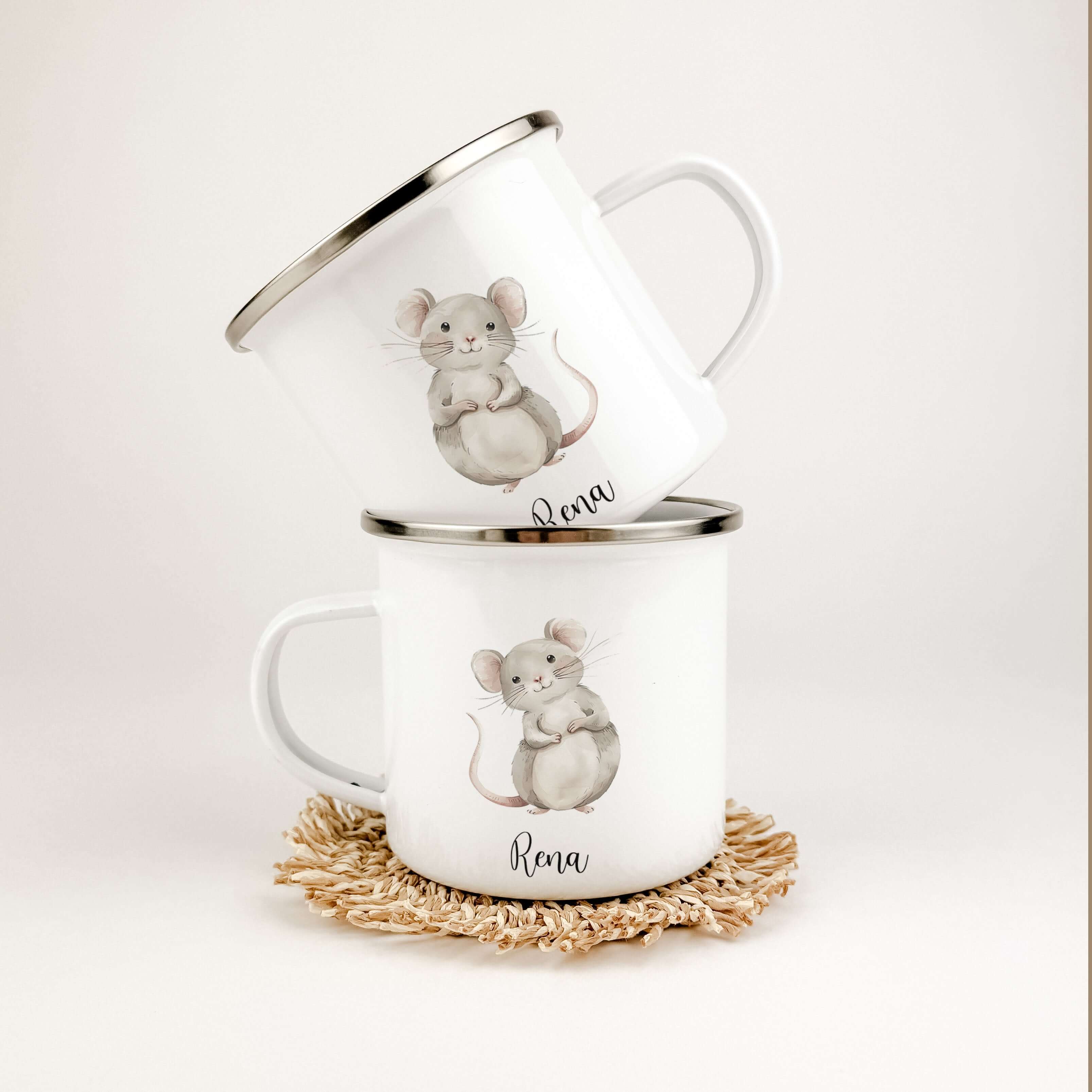 Emaille Tasse Maus-famprints-Emaille Tasse-Entdecke die bezaubernde Emaille Tasse Maus, die nicht nur ein praktisches Trinkgefäß ist, sondern auch ein Stückchen Freude in den Alltag bringt! Diese personalisierte Tasse mit deinem Namen und der süßen Maus i