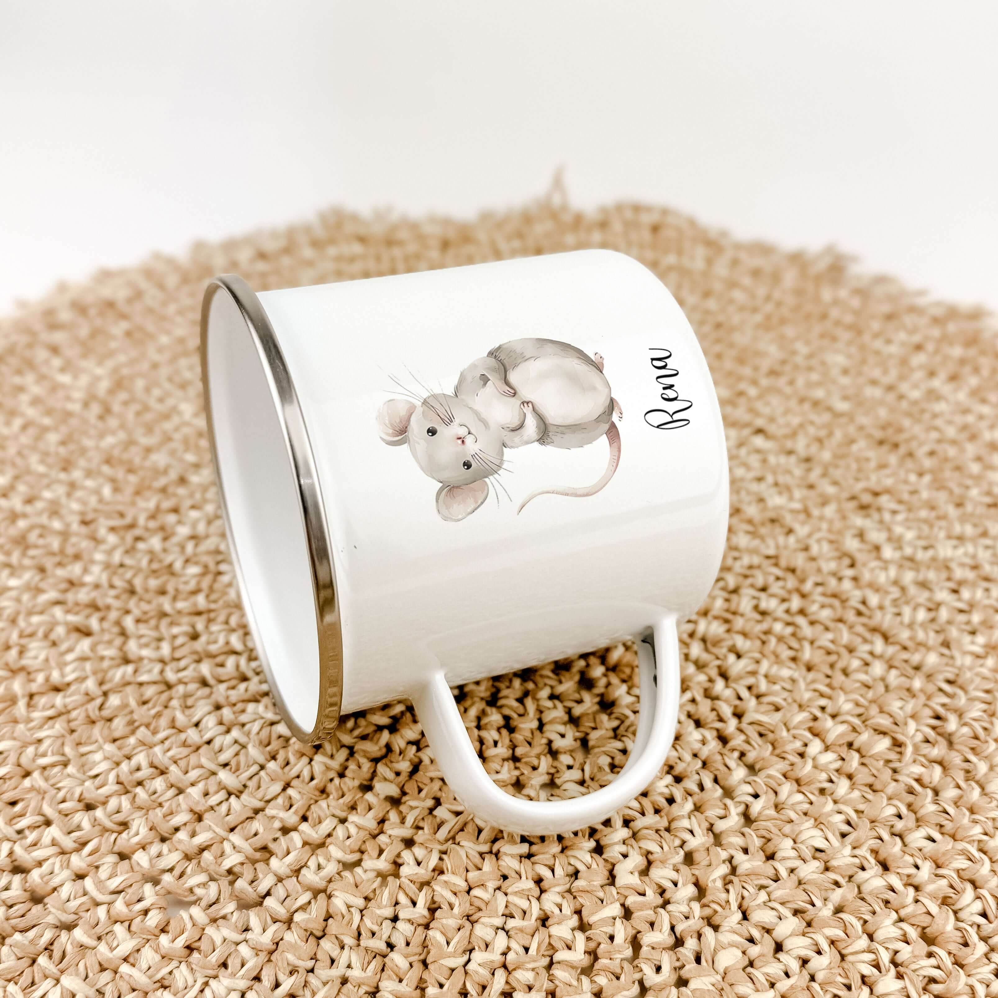 Emaille Tasse Maus-famprints-Emaille Tasse-Entdecke die bezaubernde Emaille Tasse Maus, die nicht nur ein praktisches Trinkgefäß ist, sondern auch ein Stückchen Freude in den Alltag bringt! Diese personalisierte Tasse mit deinem Namen und der süßen Maus i