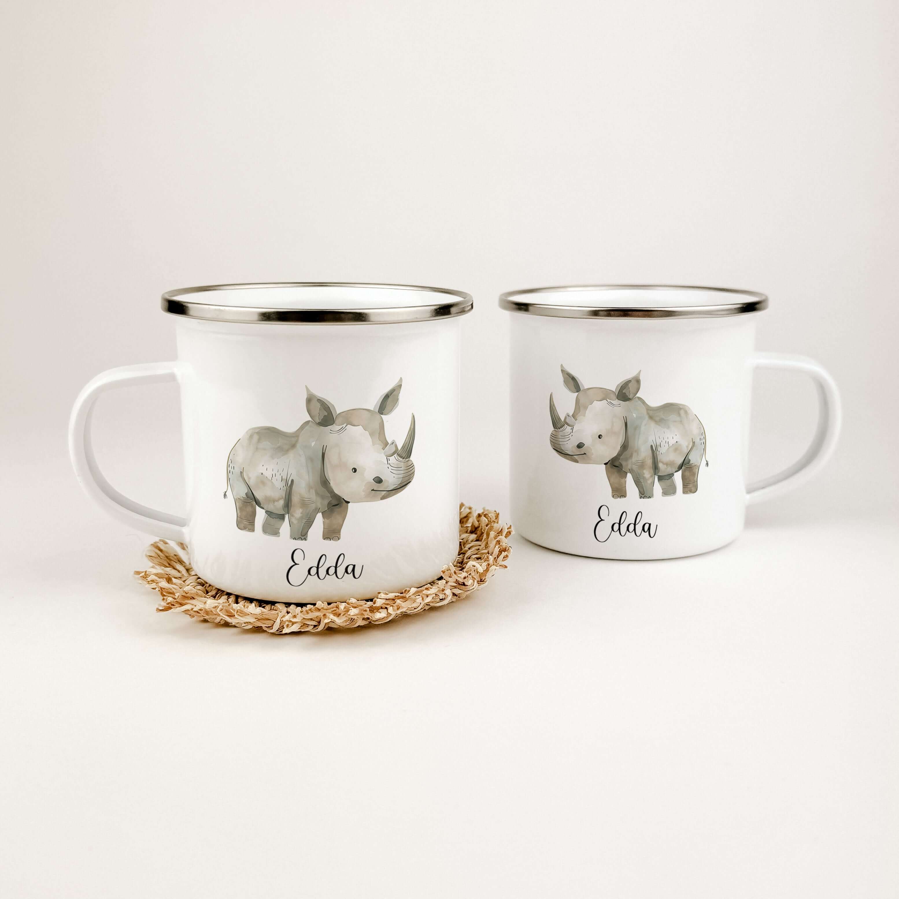Emaille Tasse Nashorn-famprints-Emaille Tasse-Entdecke die zauberhafte Emaille Tasse mit dem einzigartigen Nashorn-Motiv, die nicht nur praktisch ist, sondern auch das Herz deines Kindes höher schlagen lässt. Diese personalisierte Tasse wird mit viel Lieb