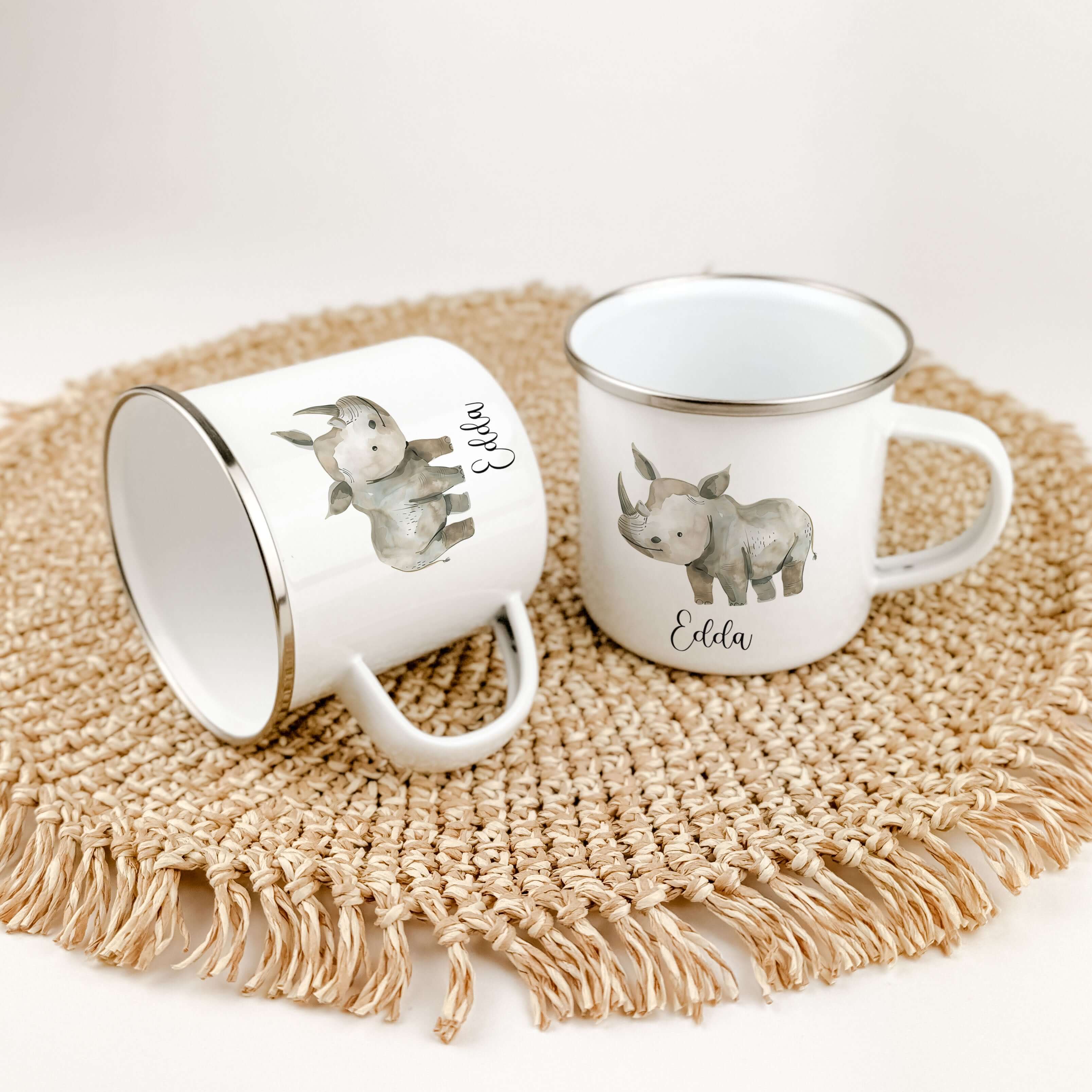 Emaille Tasse Nashorn-famprints-Emaille Tasse-Entdecke die zauberhafte Emaille Tasse mit dem einzigartigen Nashorn-Motiv, die nicht nur praktisch ist, sondern auch das Herz deines Kindes höher schlagen lässt. Diese personalisierte Tasse wird mit viel Lieb