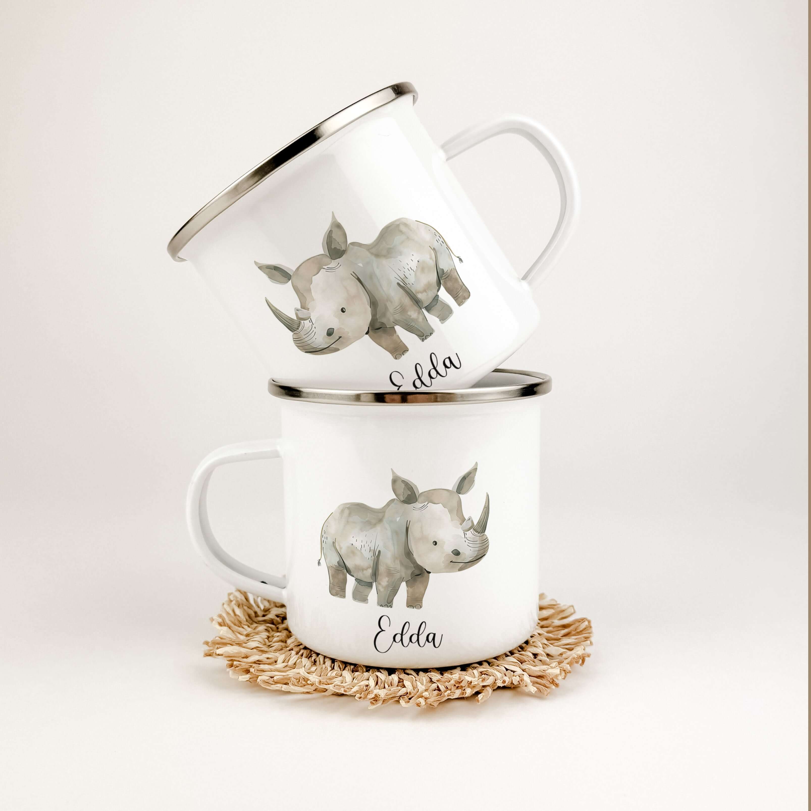 Emaille Tasse Nashorn-famprints-Emaille Tasse-Entdecke die zauberhafte Emaille Tasse mit dem einzigartigen Nashorn-Motiv, die nicht nur praktisch ist, sondern auch das Herz deines Kindes höher schlagen lässt. Diese personalisierte Tasse wird mit viel Lieb