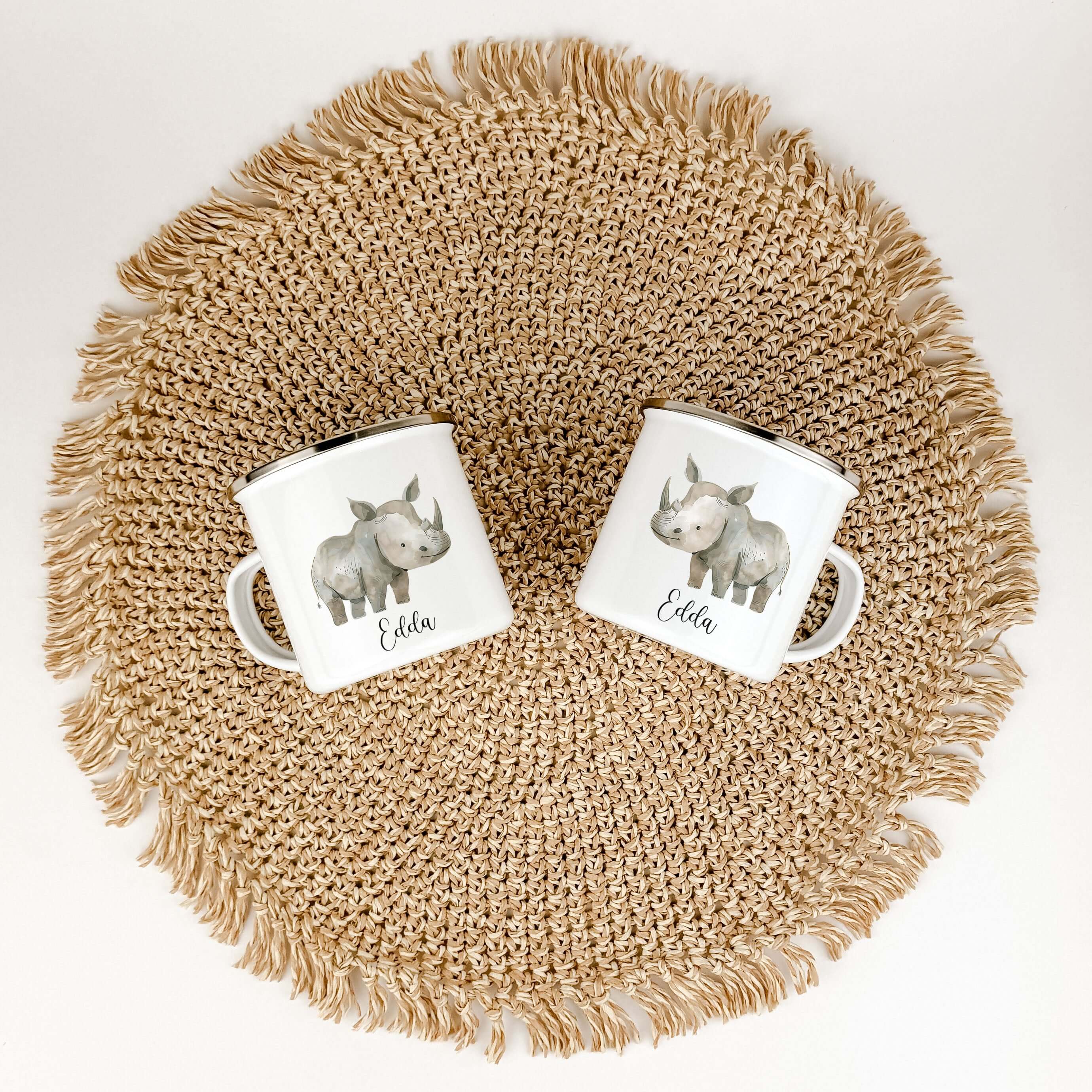 Emaille Tasse Nashorn-famprints-Emaille Tasse-Entdecke die zauberhafte Emaille Tasse mit dem einzigartigen Nashorn-Motiv, die nicht nur praktisch ist, sondern auch das Herz deines Kindes höher schlagen lässt. Diese personalisierte Tasse wird mit viel Lieb