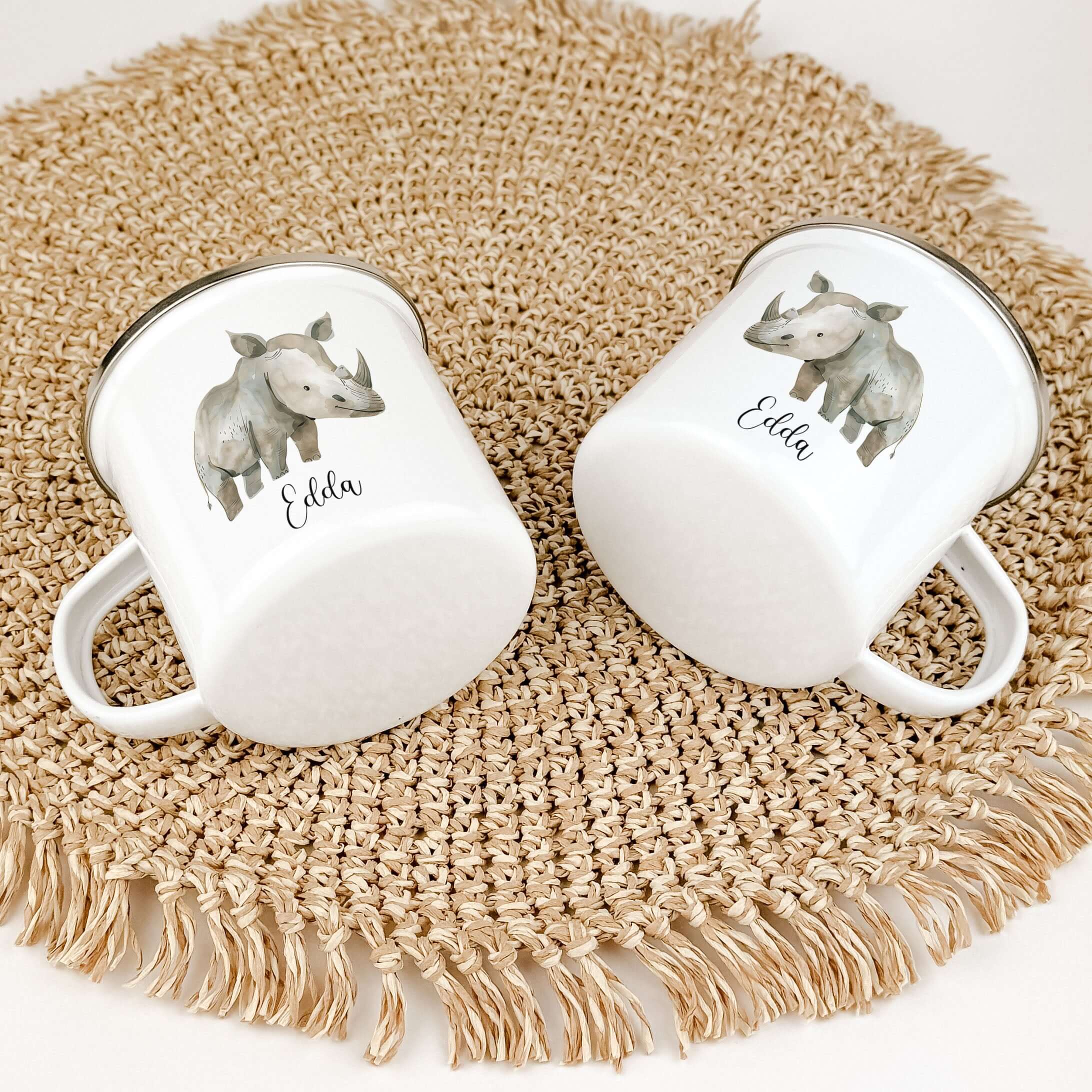 Emaille Tasse Nashorn-famprints-Emaille Tasse-Entdecke die zauberhafte Emaille Tasse mit dem einzigartigen Nashorn-Motiv, die nicht nur praktisch ist, sondern auch das Herz deines Kindes höher schlagen lässt. Diese personalisierte Tasse wird mit viel Lieb