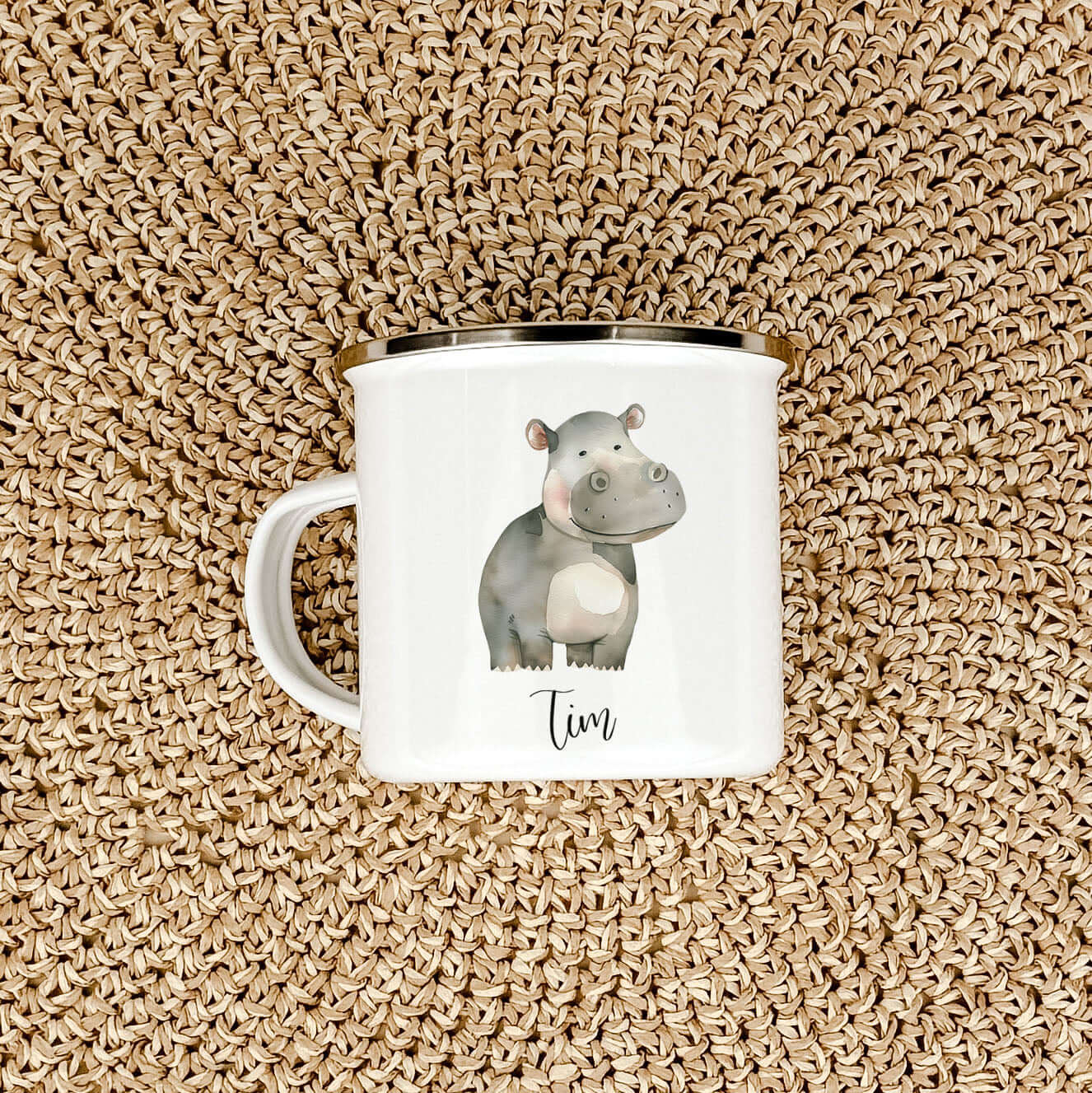 Emaille Tasse Nilpferd-famprints-Emaille Tasse-Entdecke die zauberhafte Emaille Tasse Nilpferd, die nicht nur praktisch ist, sondern auch das Herz deines Kindes höher schlagen lässt! Diese personalisierte Tasse mit dem Namen deines kleinen Lieblings wird