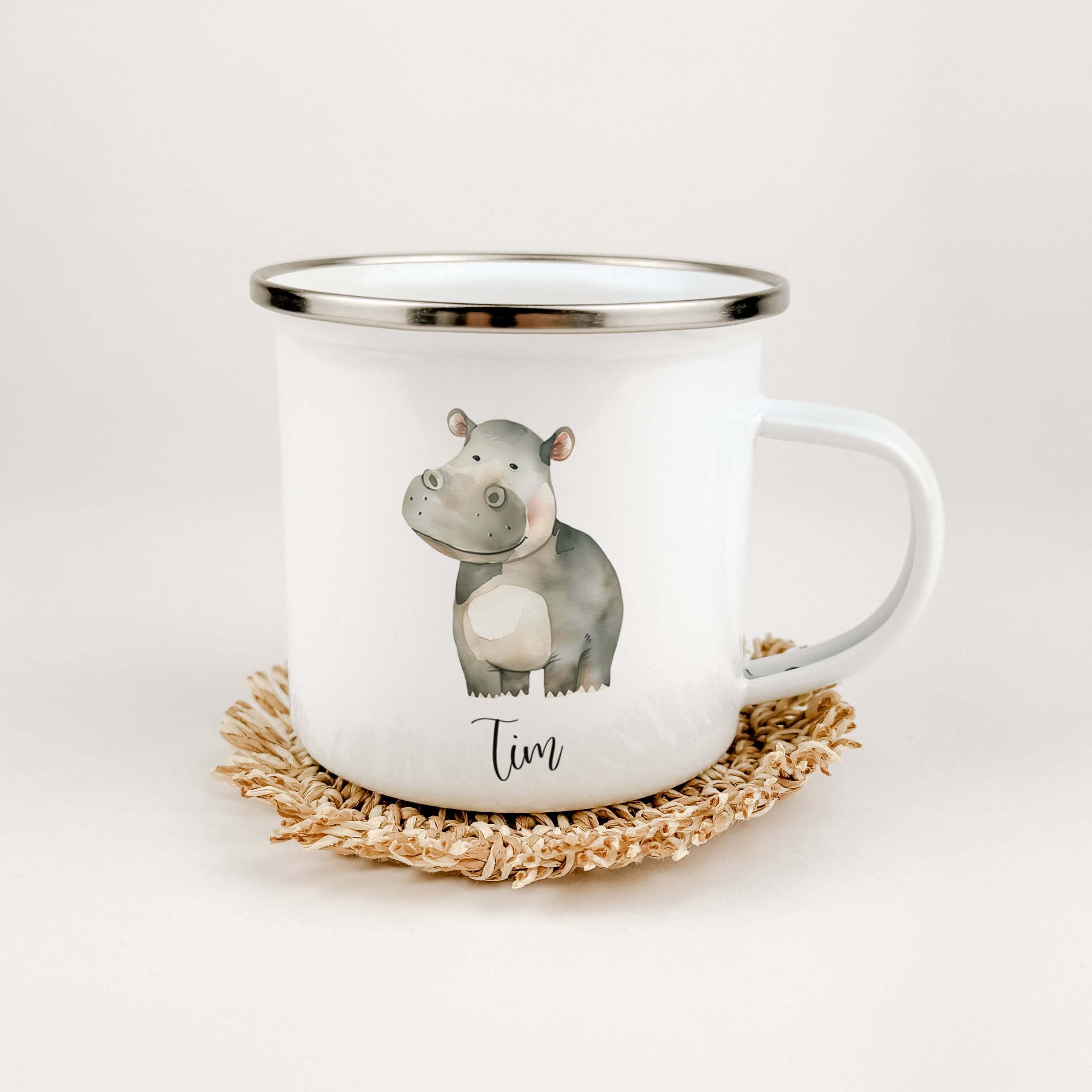 Emaille Tasse Nilpferd-famprints-Emaille Tasse-Entdecke die zauberhafte Emaille Tasse Nilpferd, die nicht nur praktisch ist, sondern auch das Herz deines Kindes höher schlagen lässt! Diese personalisierte Tasse mit dem Namen deines kleinen Lieblings wird