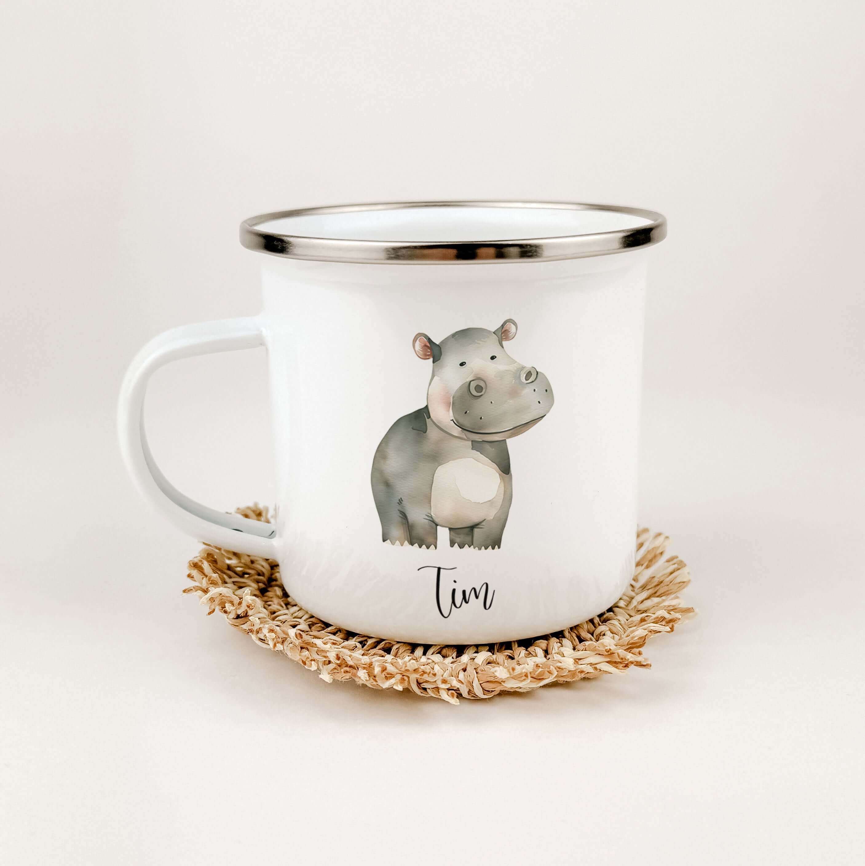 Emaille Tasse Nilpferd-famprints-Emaille Tasse-Entdecke die zauberhafte Emaille Tasse Nilpferd, die nicht nur praktisch ist, sondern auch das Herz deines Kindes höher schlagen lässt! Diese personalisierte Tasse mit dem Namen deines kleinen Lieblings wird