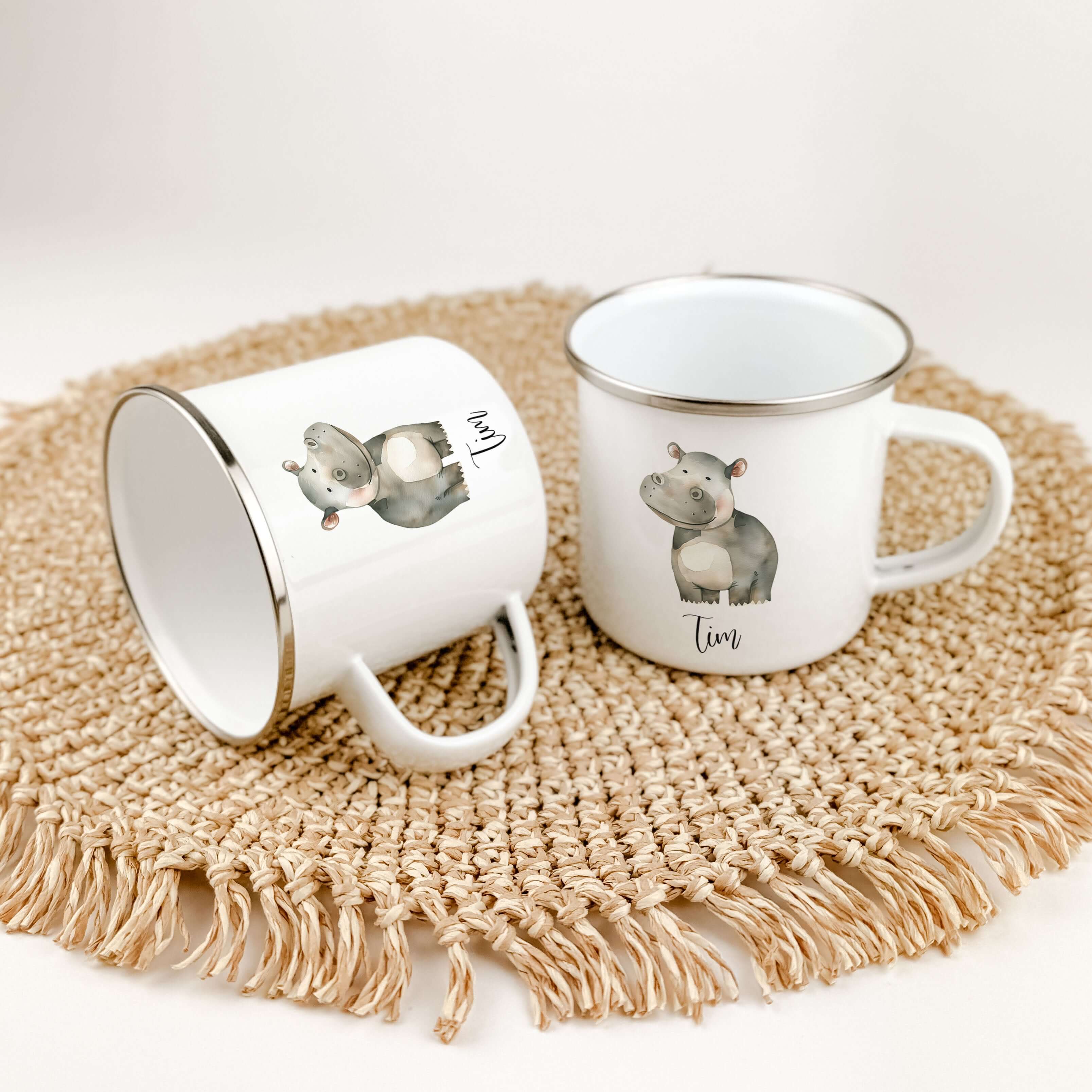 Emaille Tasse Nilpferd-famprints-Emaille Tasse-Entdecke die zauberhafte Emaille Tasse Nilpferd, die nicht nur praktisch ist, sondern auch das Herz deines Kindes höher schlagen lässt! Diese personalisierte Tasse mit dem Namen deines kleinen Lieblings wird