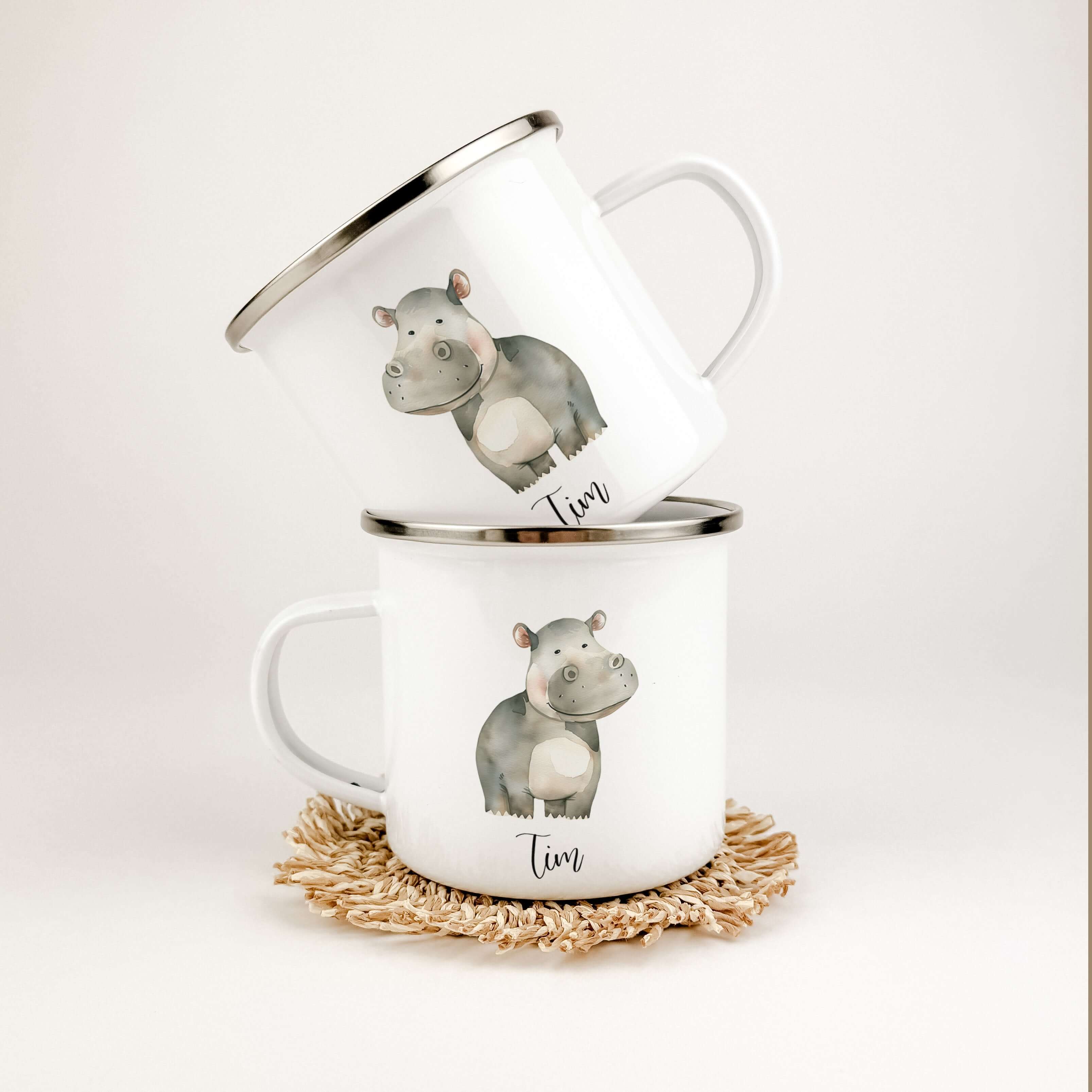 Emaille Tasse Nilpferd-famprints-Emaille Tasse-Entdecke die zauberhafte Emaille Tasse Nilpferd, die nicht nur praktisch ist, sondern auch das Herz deines Kindes höher schlagen lässt! Diese personalisierte Tasse mit dem Namen deines kleinen Lieblings wird