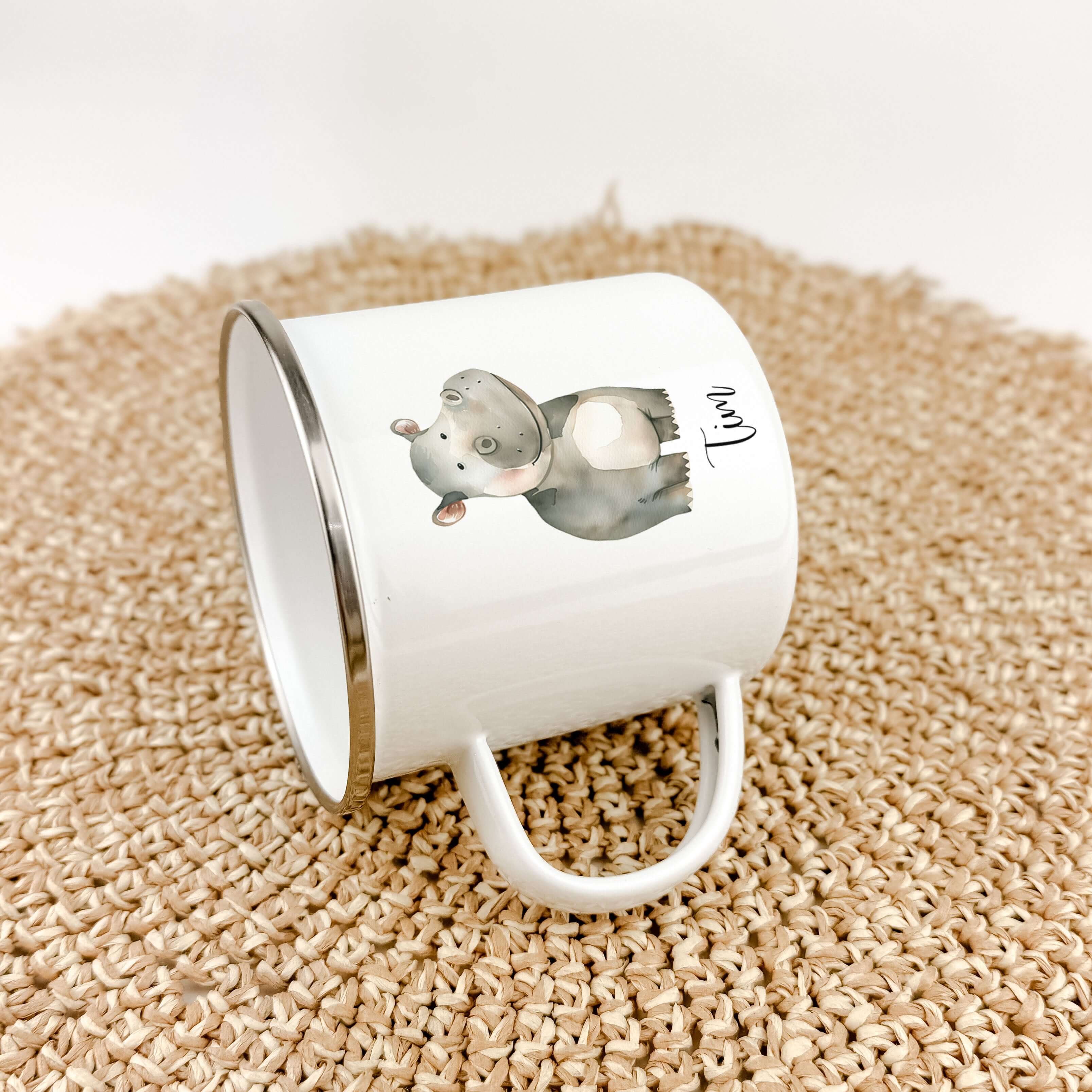 Emaille Tasse Nilpferd-famprints-Emaille Tasse-Entdecke die zauberhafte Emaille Tasse Nilpferd, die nicht nur praktisch ist, sondern auch das Herz deines Kindes höher schlagen lässt! Diese personalisierte Tasse mit dem Namen deines kleinen Lieblings wird