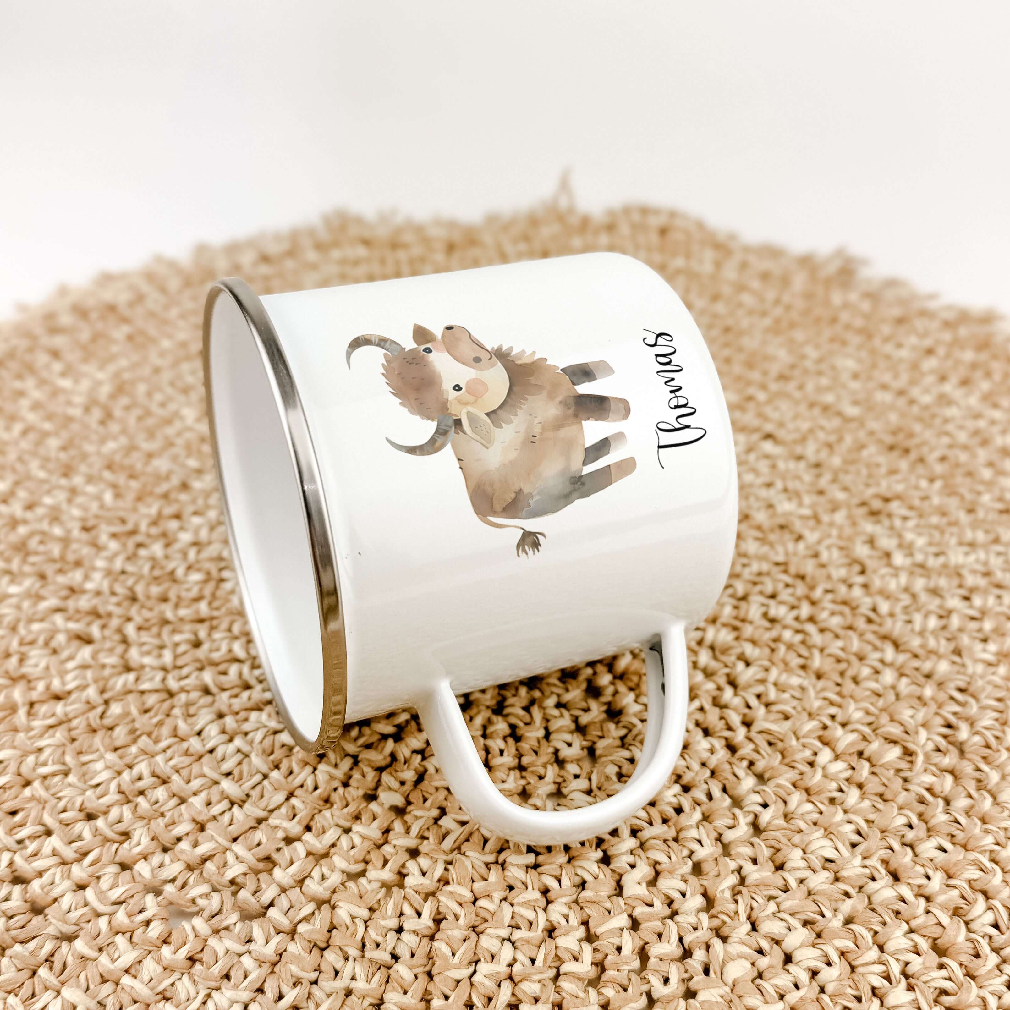 Emaille Tasse Ochse-famprints-Emaille Tasse-Entdecke die zauberhafte Emaille Tasse Ochse ein absolutes Highlight für kleine Abenteurer und ihre großen Begleiter! Diese liebevoll gestaltete Emaille Tasse personalisiert ist nicht nur ein praktisches Accesso