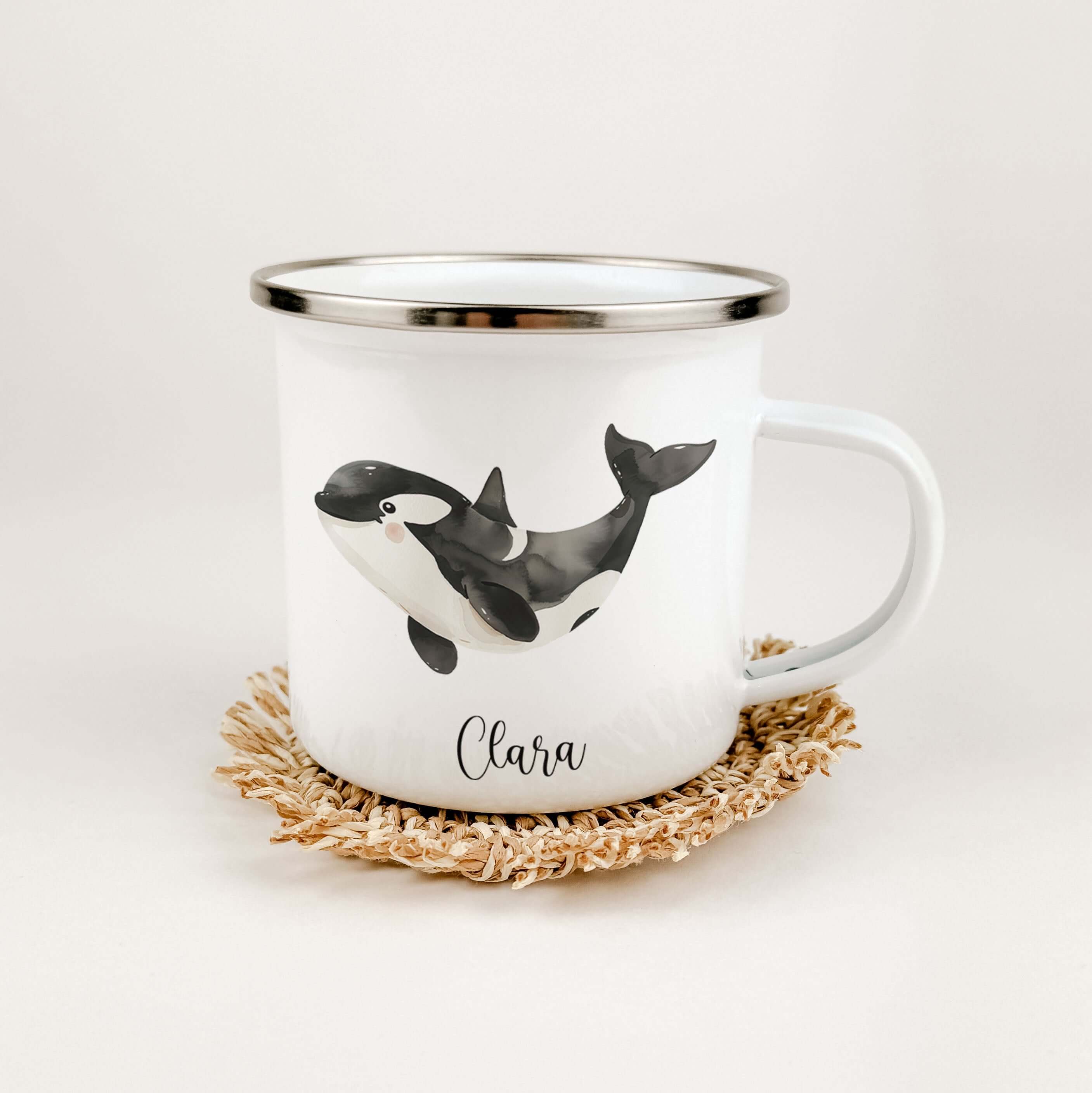 Emaille Tasse Orca-famprints-Emaille Tasse-Entdecke die zauberhafte Emaille Tasse Orca, ein einzigartiges Stück für kleine Abenteurer. Diese personalisierte Emaille Tasse begeistert nicht nur durch ihr einzigartiges Design, sondern sorgt auch für unverges