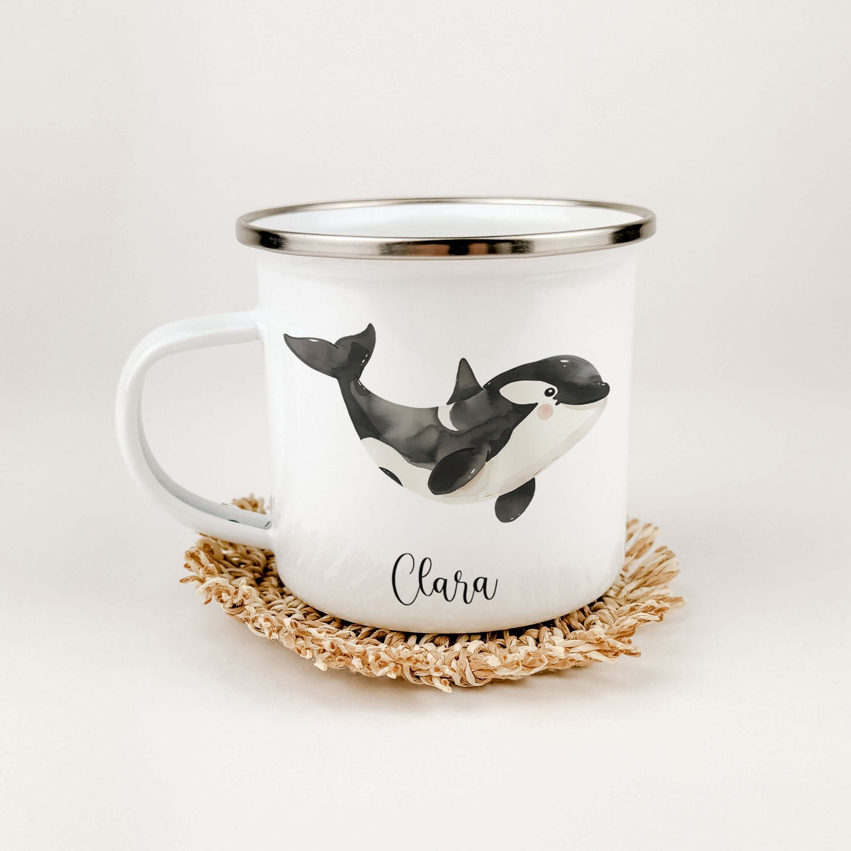 Emaille Tasse Orca-famprints-Emaille Tasse-Entdecke die zauberhafte Emaille Tasse Orca, ein einzigartiges Stück für kleine Abenteurer. Diese personalisierte Emaille Tasse begeistert nicht nur durch ihr einzigartiges Design, sondern sorgt auch für unverges