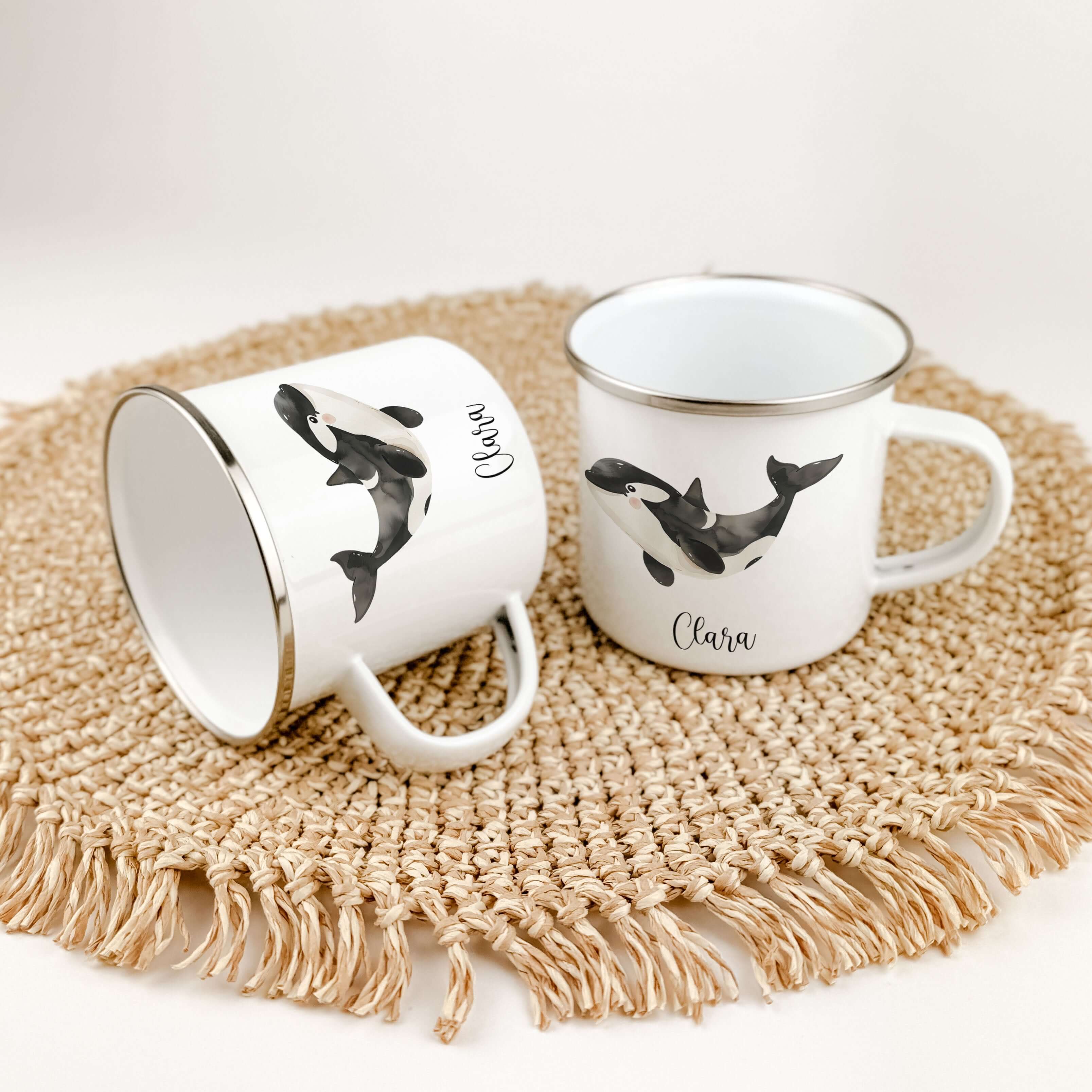 Emaille Tasse Orca-famprints-Emaille Tasse-Entdecke die zauberhafte Emaille Tasse Orca, ein einzigartiges Stück für kleine Abenteurer. Diese personalisierte Emaille Tasse begeistert nicht nur durch ihr einzigartiges Design, sondern sorgt auch für unverges
