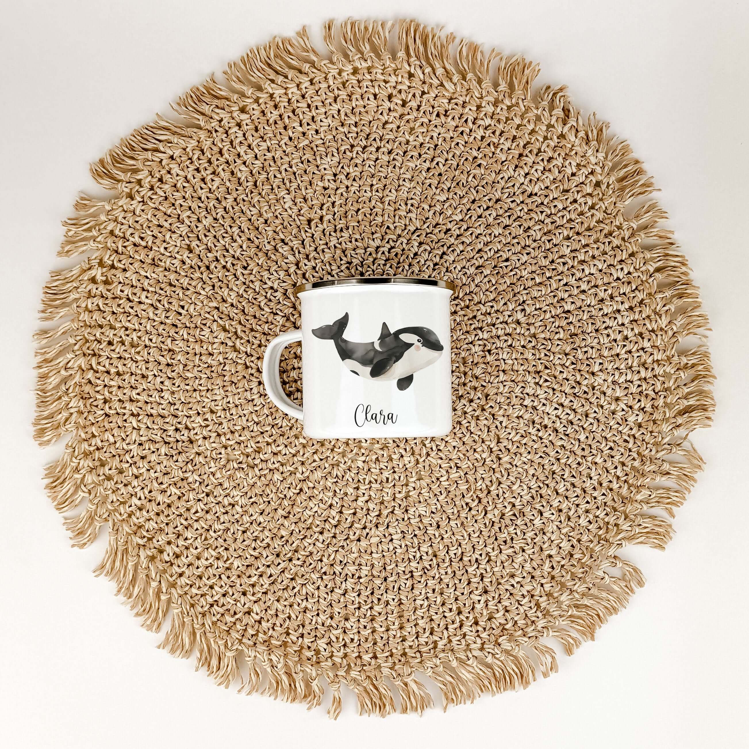 Emaille Tasse Orca-famprints-Emaille Tasse-Entdecke die zauberhafte Emaille Tasse Orca, ein einzigartiges Stück für kleine Abenteurer. Diese personalisierte Emaille Tasse begeistert nicht nur durch ihr einzigartiges Design, sondern sorgt auch für unverges