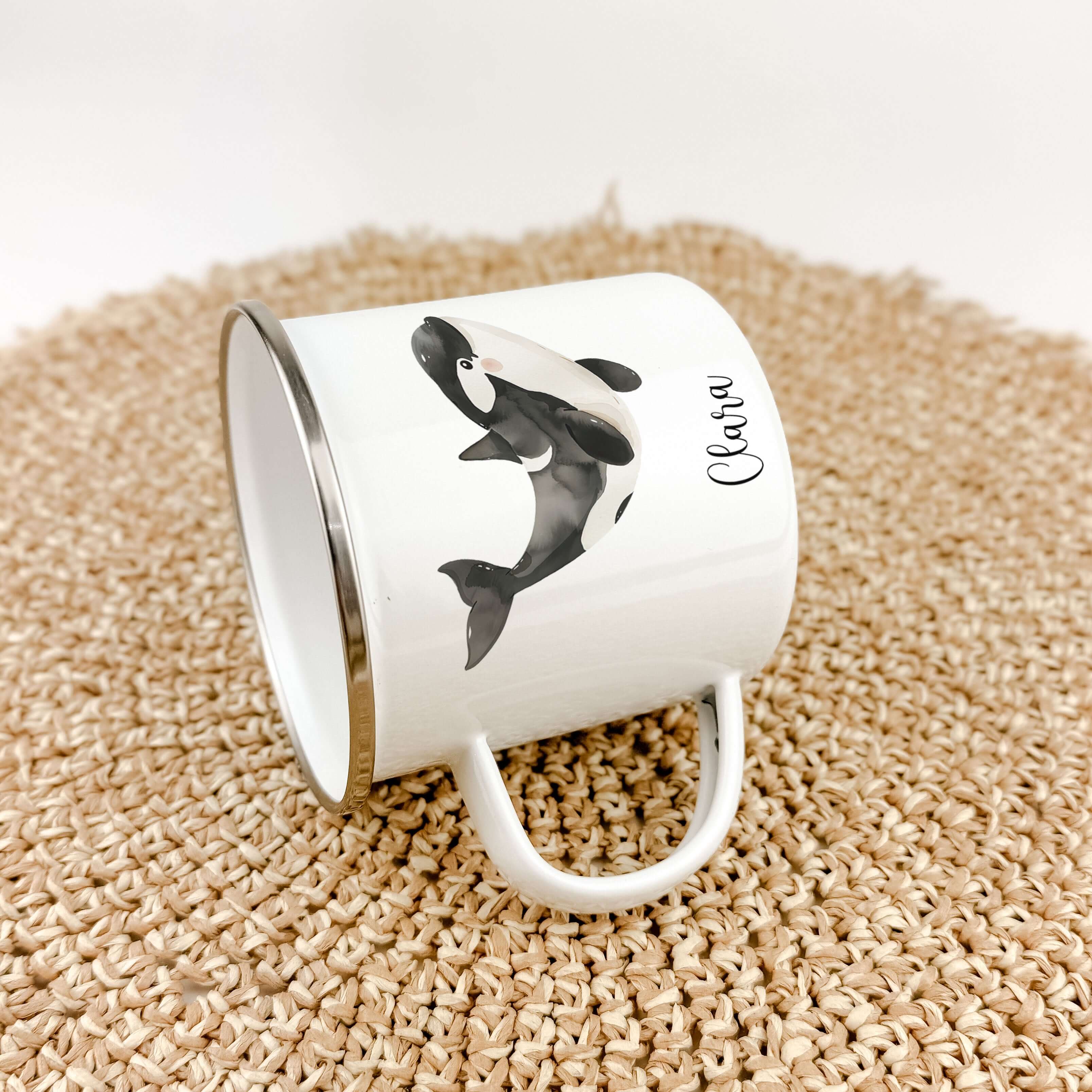 Emaille Tasse Orca-famprints-Emaille Tasse-Entdecke die zauberhafte Emaille Tasse Orca, ein einzigartiges Stück für kleine Abenteurer. Diese personalisierte Emaille Tasse begeistert nicht nur durch ihr einzigartiges Design, sondern sorgt auch für unverges