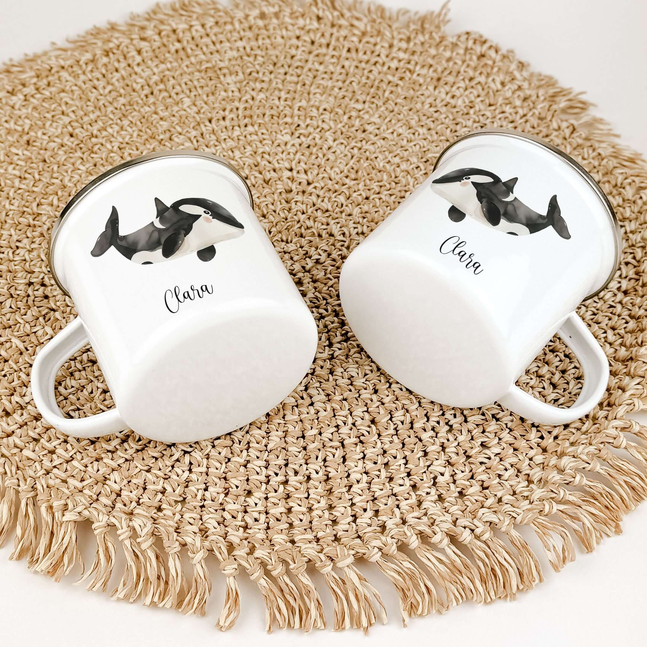 Emaille Tasse Orca-famprints-Emaille Tasse-Entdecke die zauberhafte Emaille Tasse Orca, ein einzigartiges Stück für kleine Abenteurer. Diese personalisierte Emaille Tasse begeistert nicht nur durch ihr einzigartiges Design, sondern sorgt auch für unverges