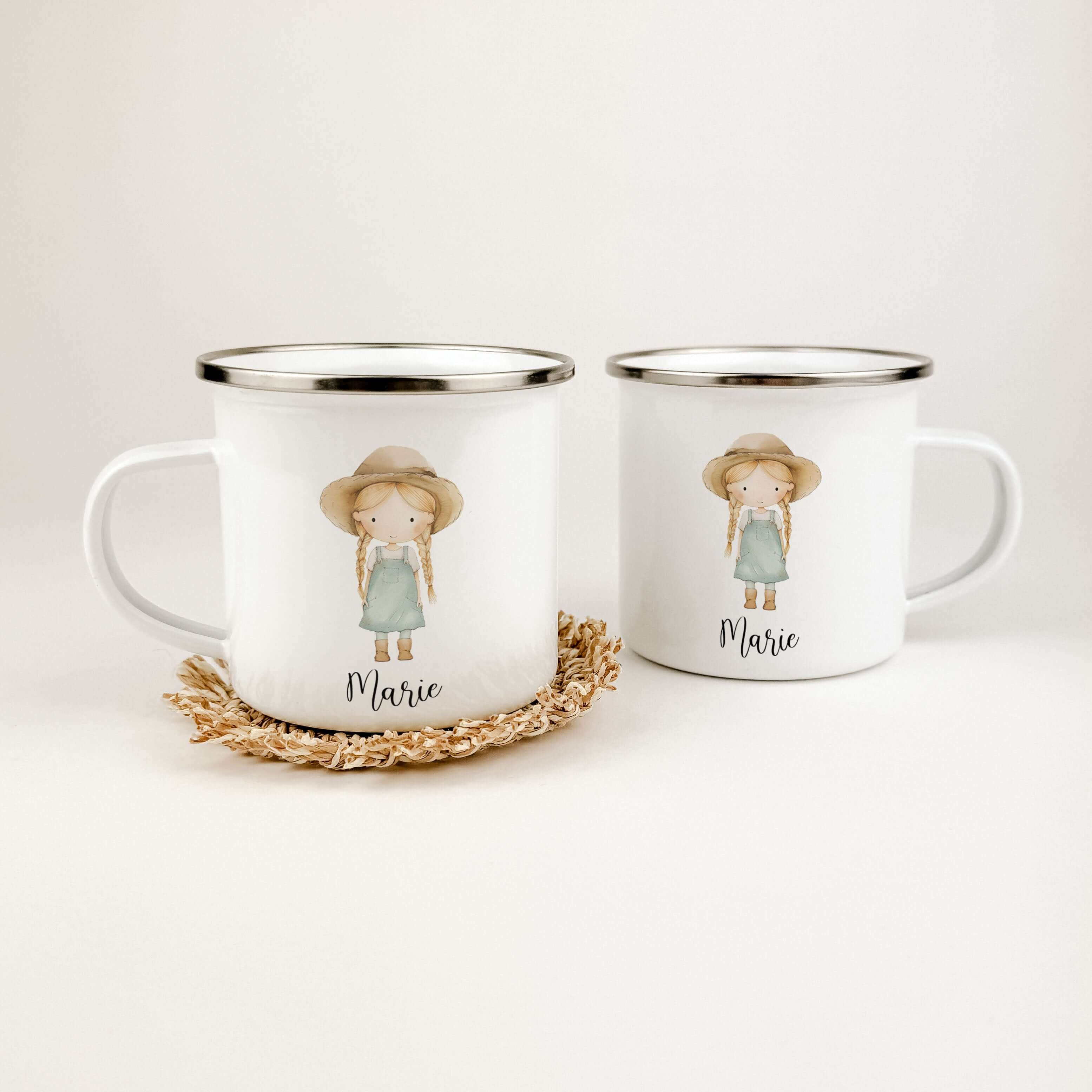 Emaille Tasse Bäuerin-famprints-Emaille Tasse-Entdecke jetzt die personalisierte Emaille Tasse "Bäuerin"! Mit ihrem einzigartigen Design, das mit Liebe von uns gestaltet wurde, ist diese Tasse ein echter Hingucker. Die süße kleine Bäuerin in Aquarell Opti