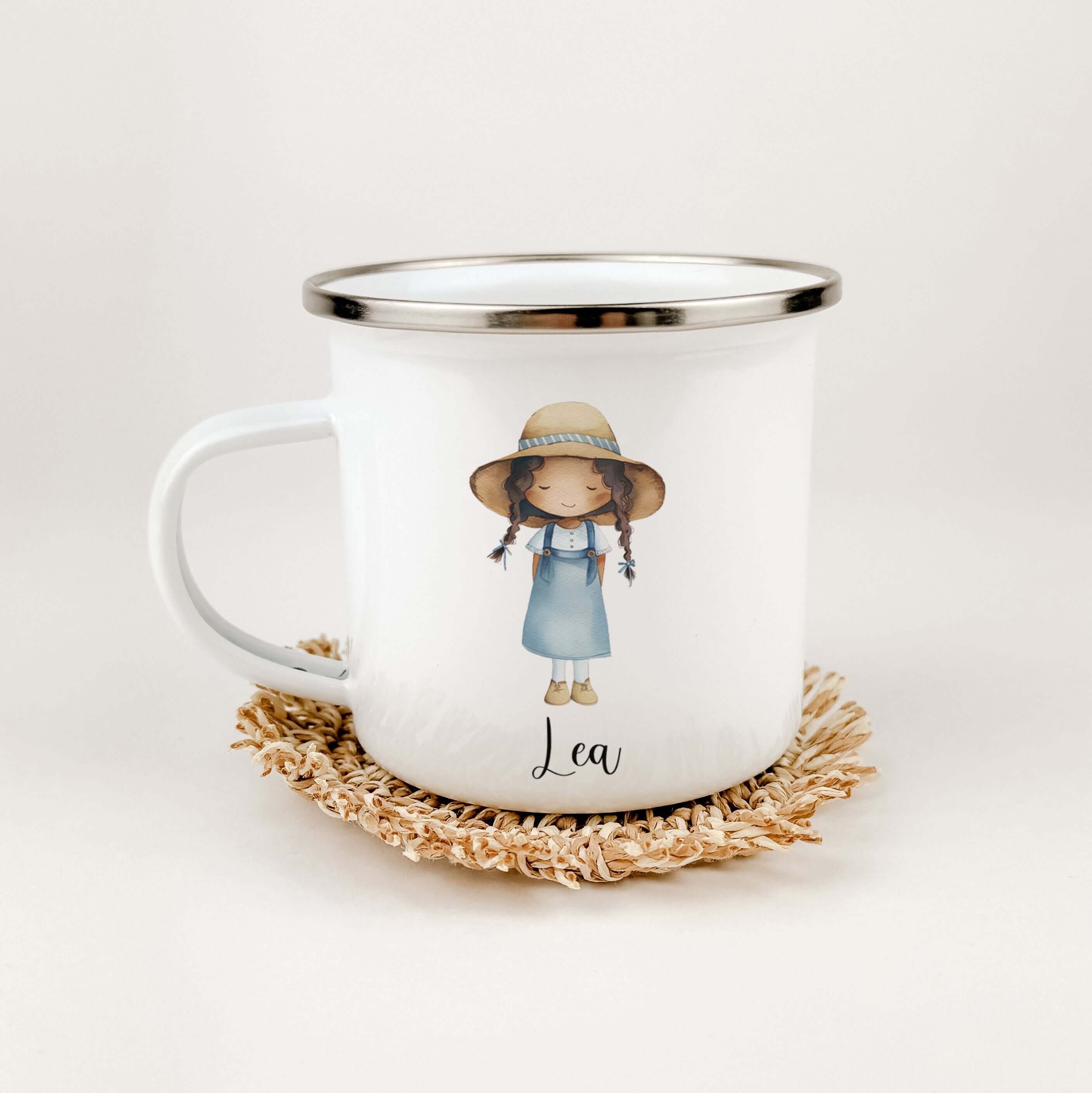 Emaille Tasse Bäuerin-famprints-Emaille Tasse-Entdecke jetzt die personalisierte Emaille Tasse "Bäuerin"! Mit ihrem einzigartigen Design, das mit Liebe von uns gestaltet wurde, ist diese Tasse ein echter Hingucker. Die süße kleine Bäuerin in Aquarell Opti