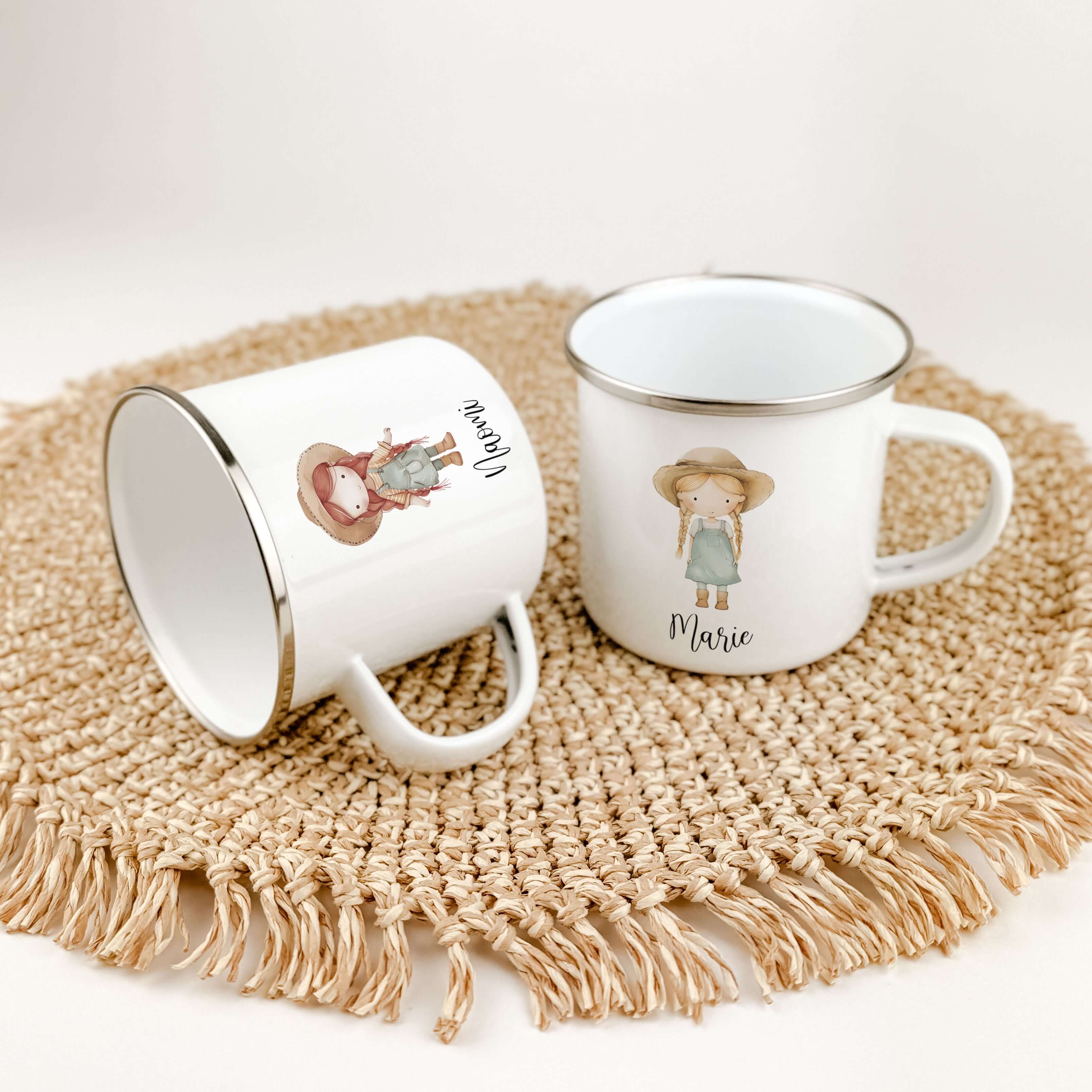 Emaille Tasse Bäuerin-famprints-Emaille Tasse-Entdecke jetzt die personalisierte Emaille Tasse "Bäuerin"! Mit ihrem einzigartigen Design, das mit Liebe von uns gestaltet wurde, ist diese Tasse ein echter Hingucker. Die süße kleine Bäuerin in Aquarell Opti