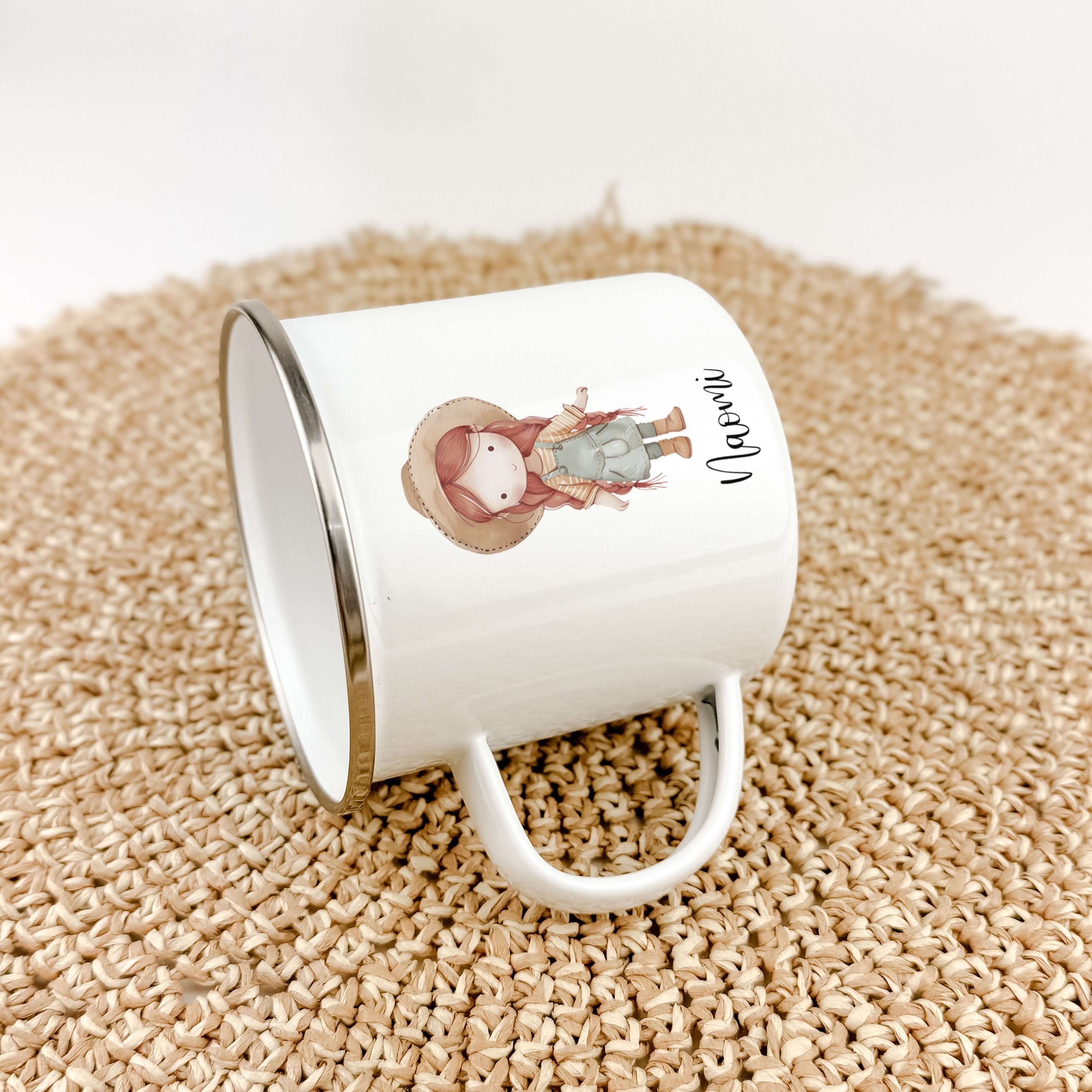 Emaille Tasse Bäuerin-famprints-Emaille Tasse-Entdecke jetzt die personalisierte Emaille Tasse "Bäuerin"! Mit ihrem einzigartigen Design, das mit Liebe von uns gestaltet wurde, ist diese Tasse ein echter Hingucker. Die süße kleine Bäuerin in Aquarell Opti