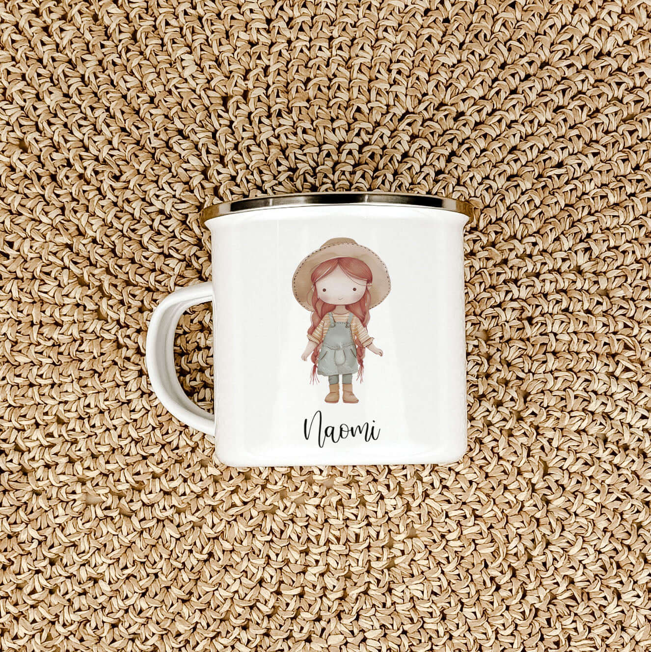 Emaille Tasse Bäuerin-famprints-Emaille Tasse-Entdecke jetzt die personalisierte Emaille Tasse "Bäuerin"! Mit ihrem einzigartigen Design, das mit Liebe von uns gestaltet wurde, ist diese Tasse ein echter Hingucker. Die süße kleine Bäuerin in Aquarell Opti