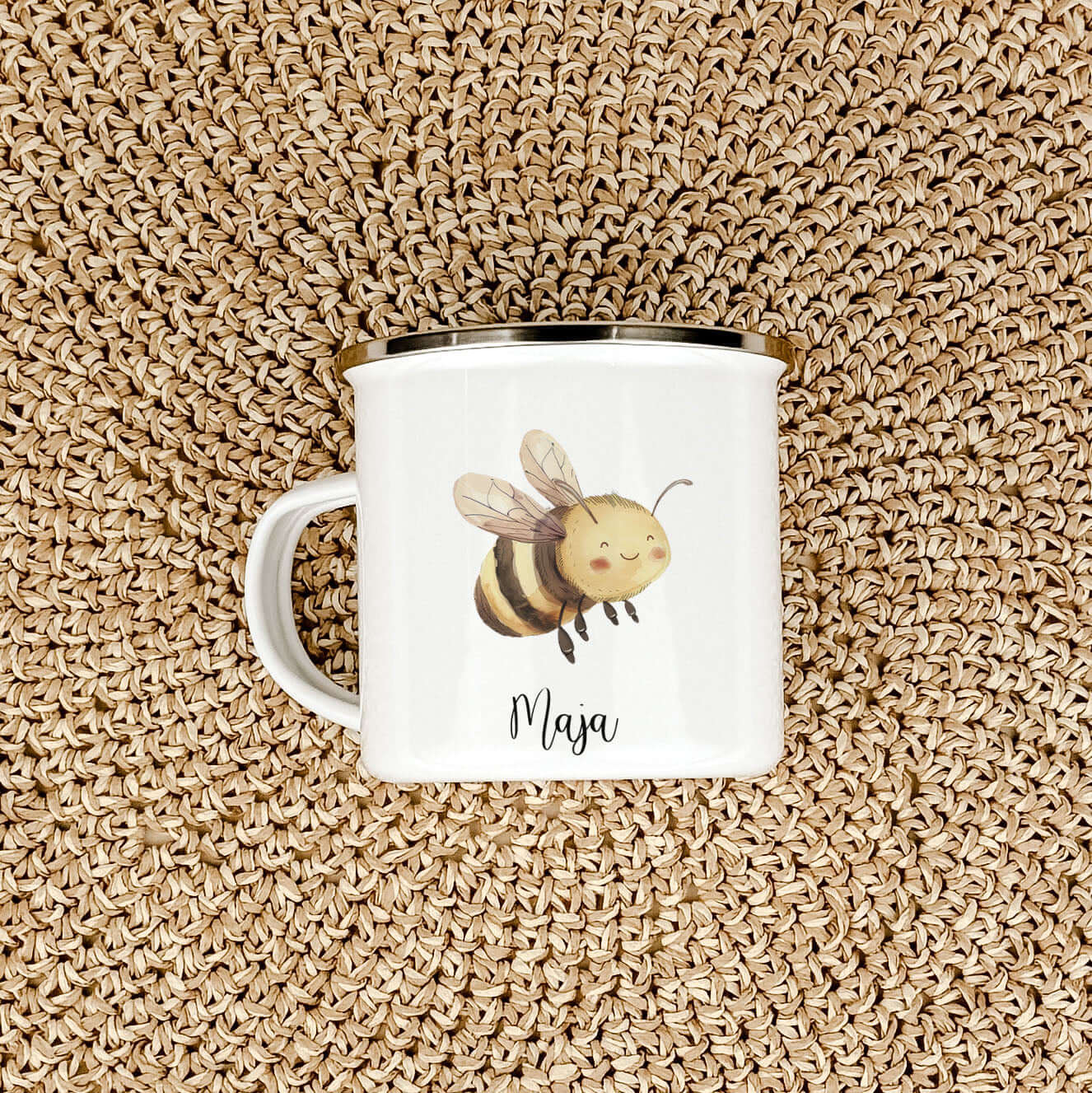 Emaille Tasse Biene-famprints-Emaille Tasse-Entdecke die zauberhafte Emaille Tasse Biene – das perfekte Geschenk für kleine Imker! Mit einem personalisierten Namen bedruckt, wird jede Tasse zum einzigartigen Begleiter. Die süße kleine Biene in lebendiger