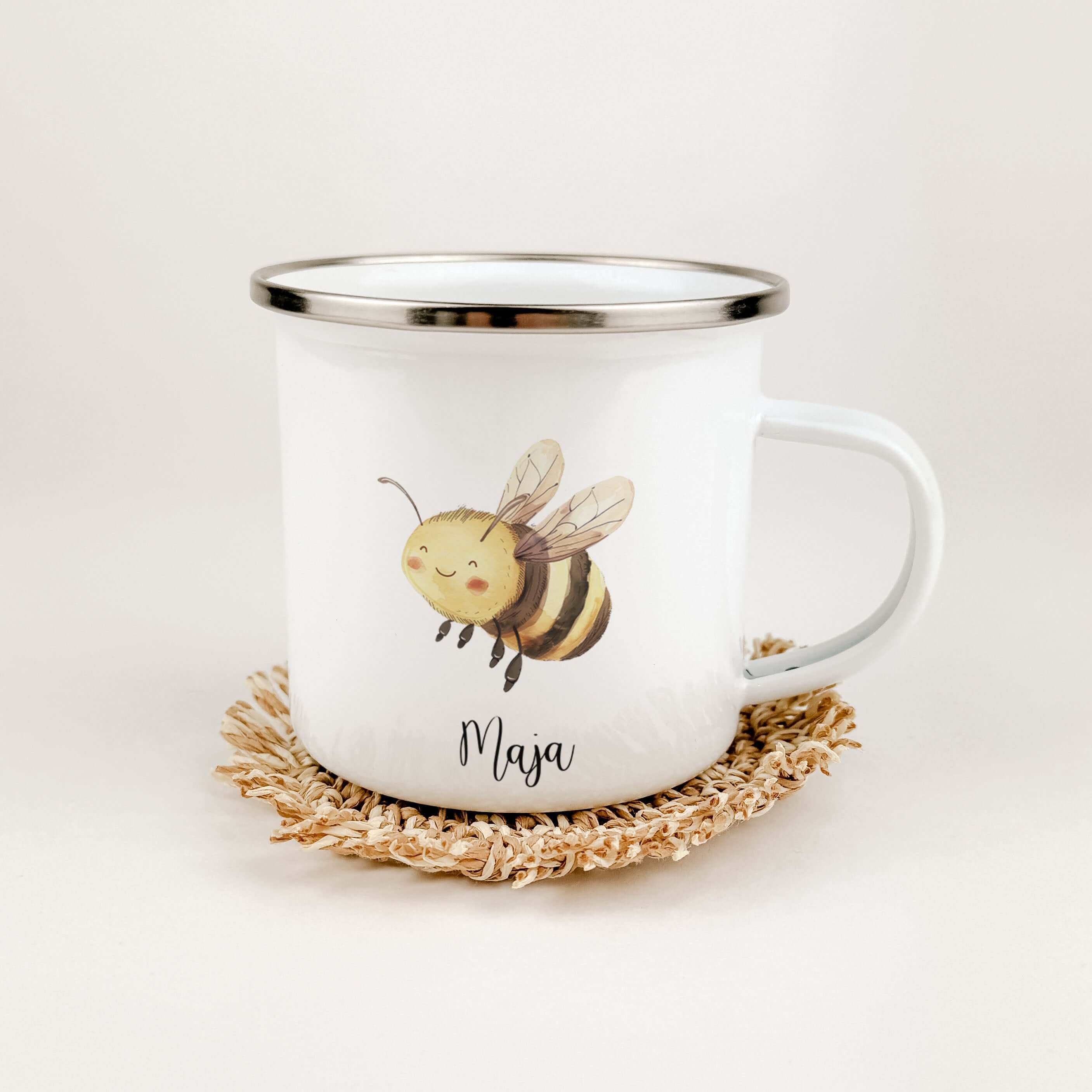 Emaille Tasse Biene-famprints-Emaille Tasse-Entdecke die zauberhafte Emaille Tasse Biene – das perfekte Geschenk für kleine Imker! Mit einem personalisierten Namen bedruckt, wird jede Tasse zum einzigartigen Begleiter. Die süße kleine Biene in lebendiger