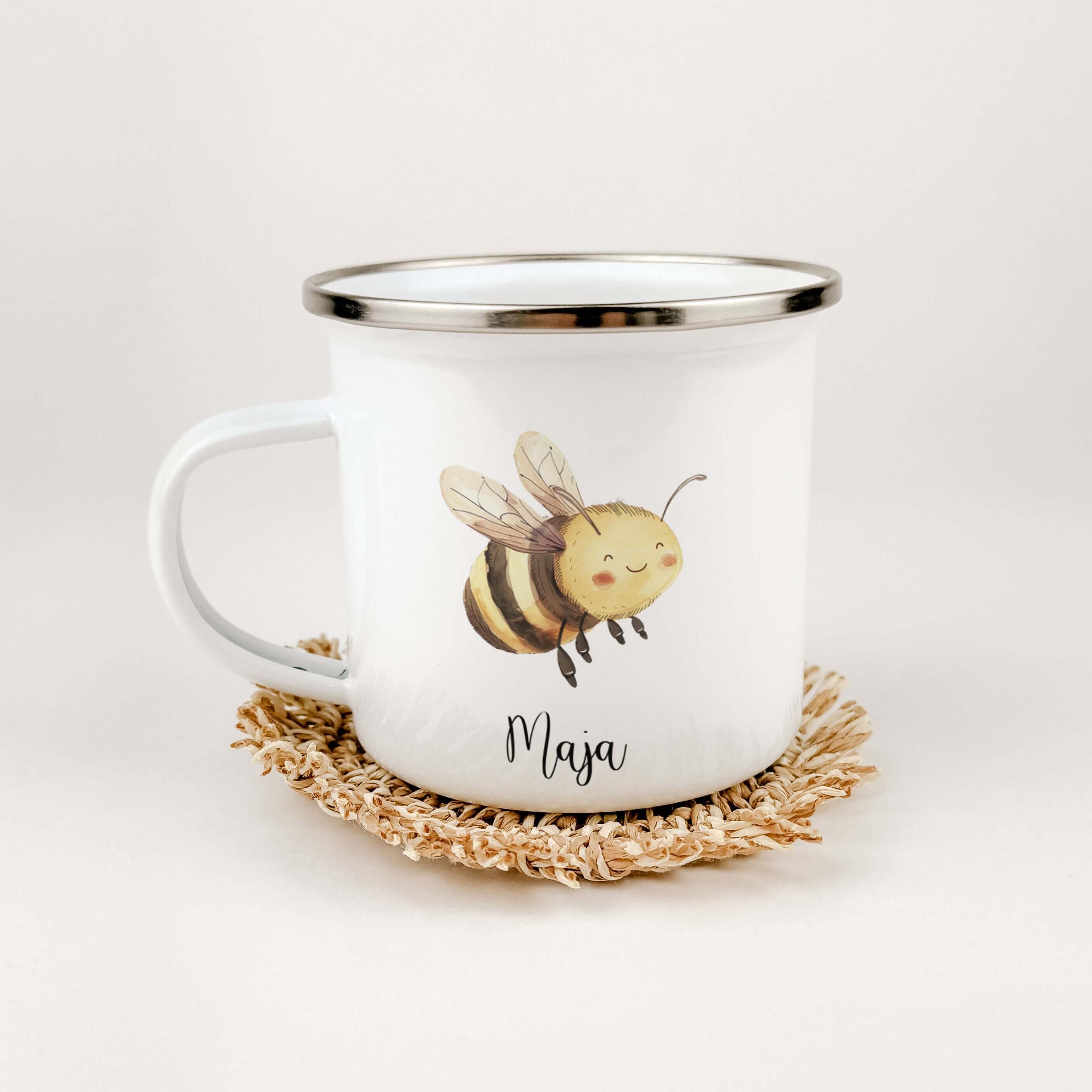 Emaille Tasse Biene-famprints-Emaille Tasse-Entdecke die zauberhafte Emaille Tasse Biene – das perfekte Geschenk für kleine Imker! Mit einem personalisierten Namen bedruckt, wird jede Tasse zum einzigartigen Begleiter. Die süße kleine Biene in lebendiger