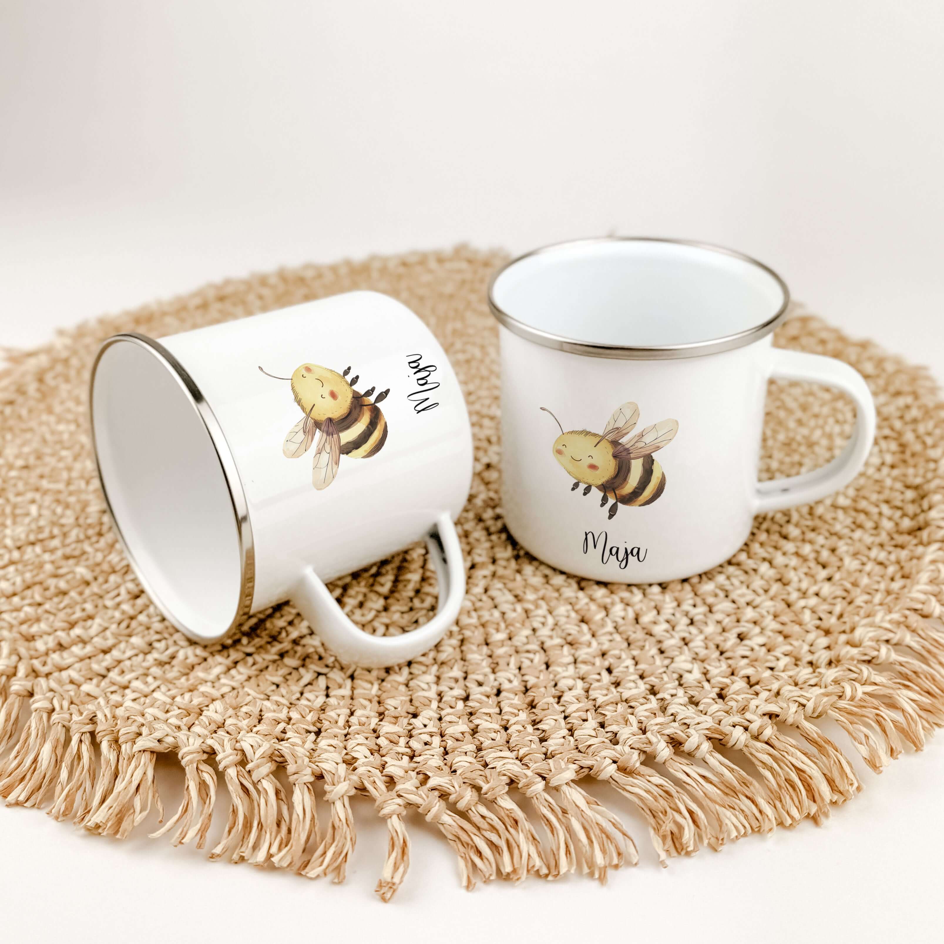 Emaille Tasse Biene-famprints-Emaille Tasse-Entdecke die zauberhafte Emaille Tasse Biene – das perfekte Geschenk für kleine Imker! Mit einem personalisierten Namen bedruckt, wird jede Tasse zum einzigartigen Begleiter. Die süße kleine Biene in lebendiger