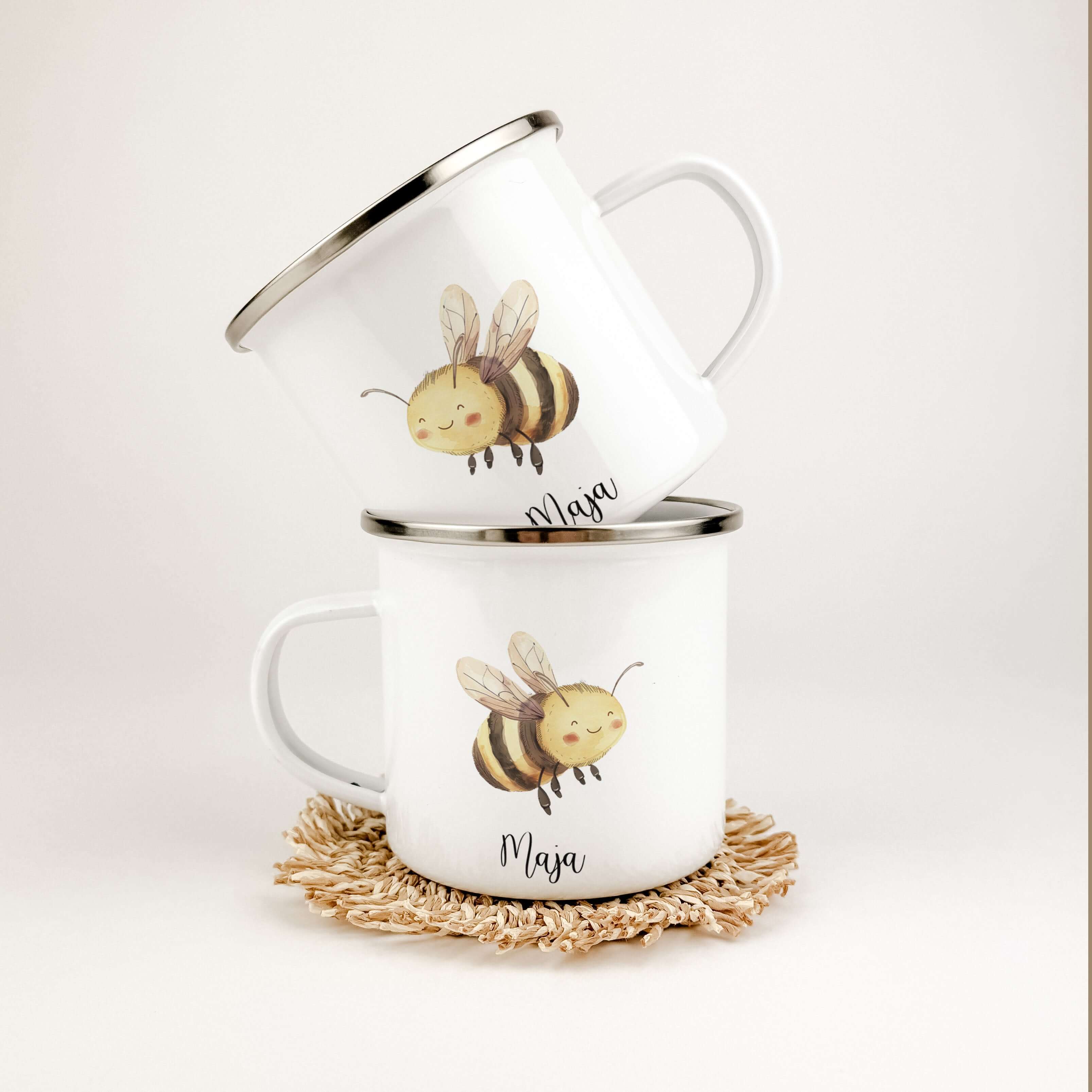 Emaille Tasse Biene-famprints-Emaille Tasse-Entdecke die zauberhafte Emaille Tasse Biene – das perfekte Geschenk für kleine Imker! Mit einem personalisierten Namen bedruckt, wird jede Tasse zum einzigartigen Begleiter. Die süße kleine Biene in lebendiger