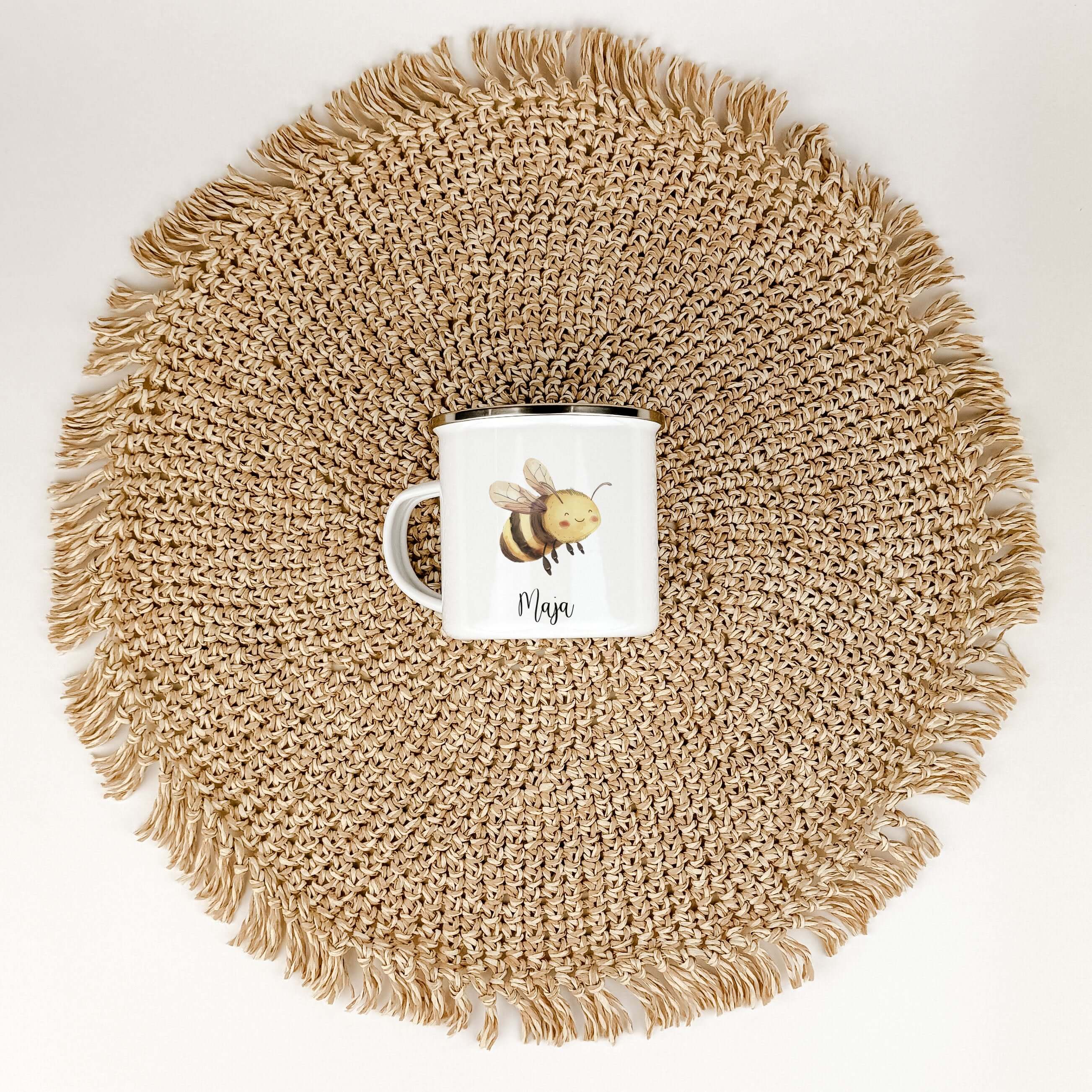 Emaille Tasse Biene-famprints-Emaille Tasse-Entdecke die zauberhafte Emaille Tasse Biene – das perfekte Geschenk für kleine Imker! Mit einem personalisierten Namen bedruckt, wird jede Tasse zum einzigartigen Begleiter. Die süße kleine Biene in lebendiger