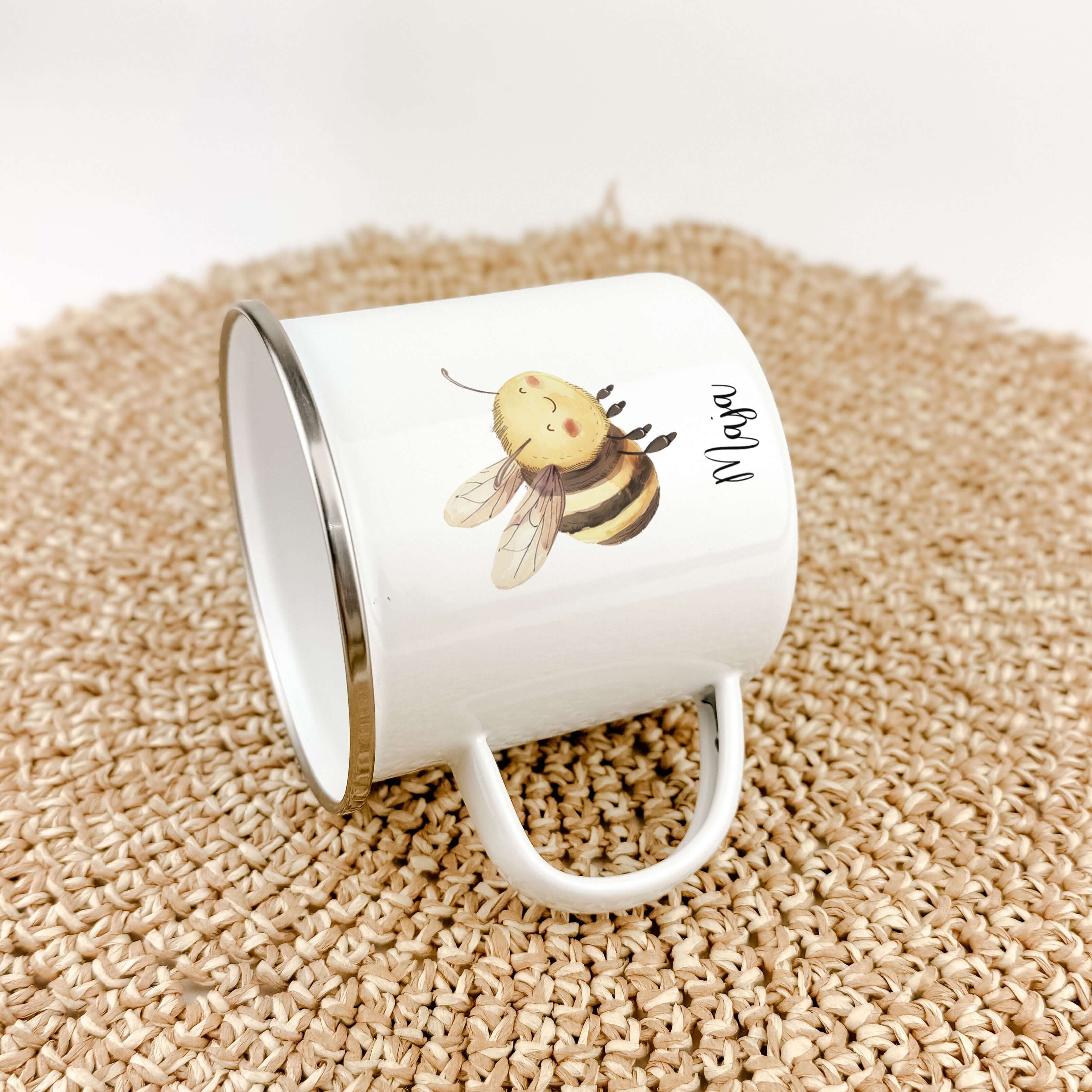 Emaille Tasse Biene-famprints-Emaille Tasse-Entdecke die zauberhafte Emaille Tasse Biene – das perfekte Geschenk für kleine Imker! Mit einem personalisierten Namen bedruckt, wird jede Tasse zum einzigartigen Begleiter. Die süße kleine Biene in lebendiger