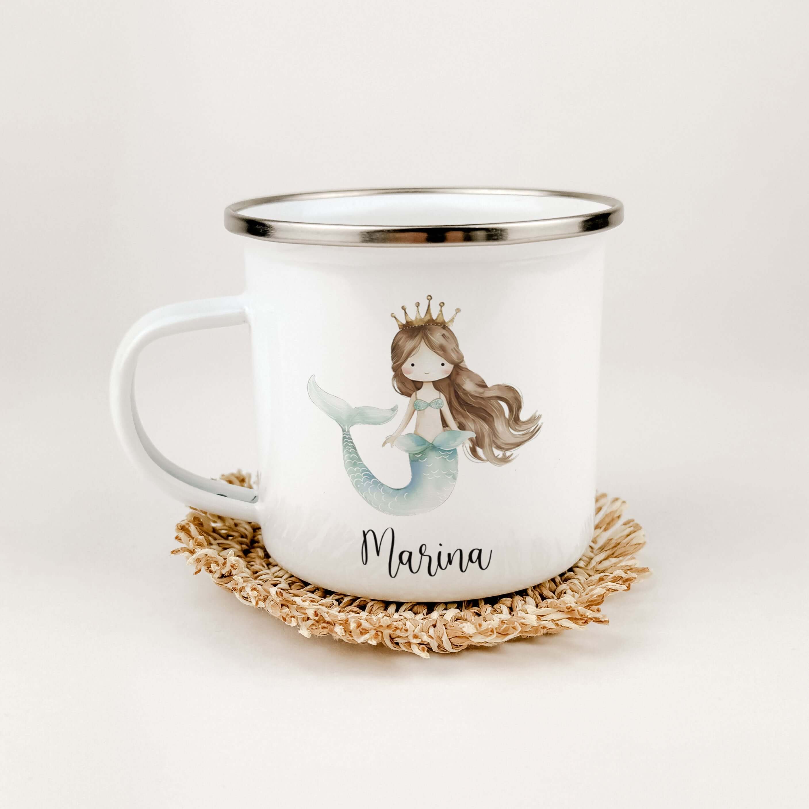 Emaille Tasse Meerjungfrau Azura-famprints-Emaille Tasse-Tauche ein in die faszinierende Unterwasserwelt der Meerjungfrauen mit unserer personalisierten Emaille Tasse! Mit ihrem brillanten und langlebigen Druck ist unsere Tasse nicht nur ein echter Blickf