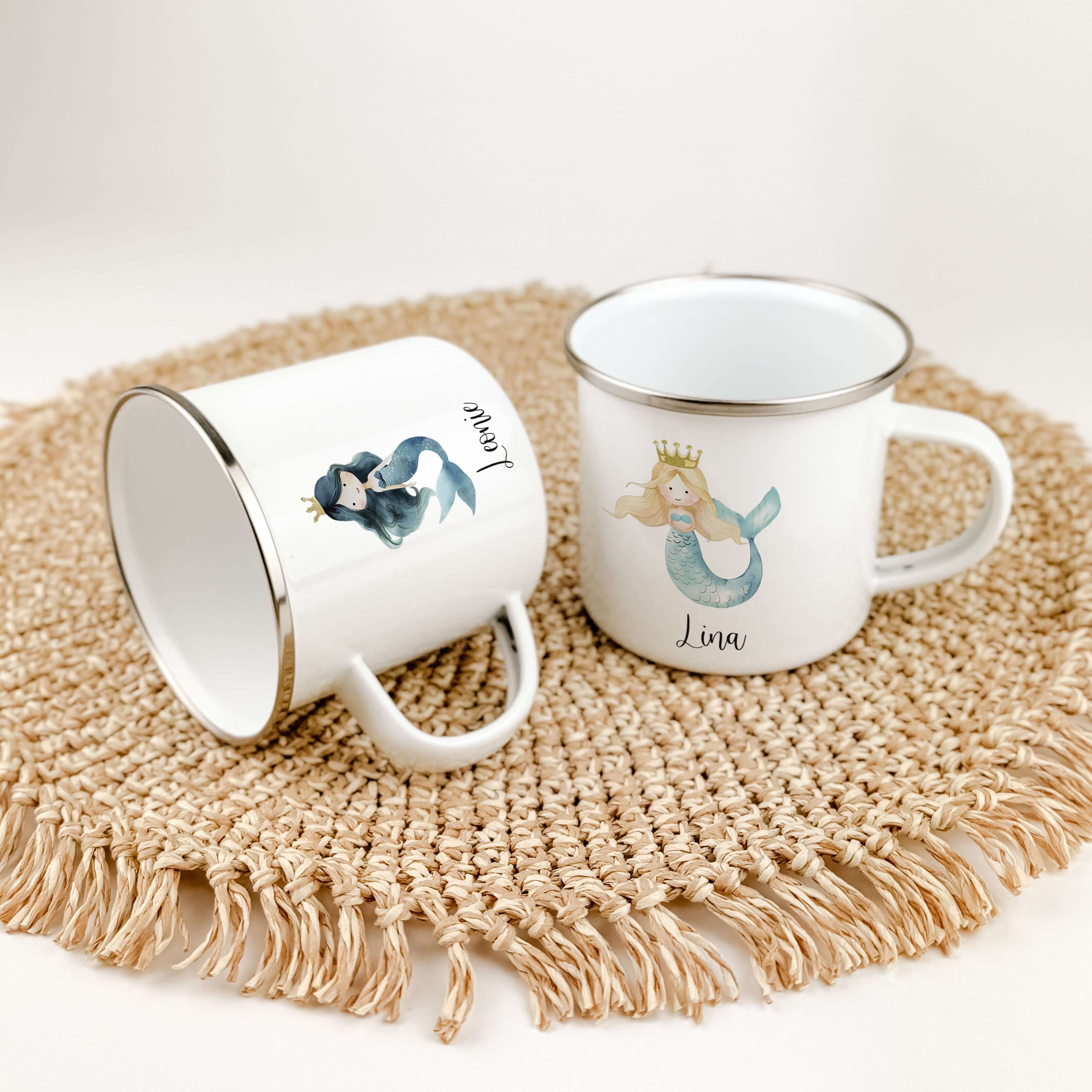 Emaille Tasse Meerjungfrau Azura-famprints-Emaille Tasse-Tauche ein in die faszinierende Unterwasserwelt der Meerjungfrauen mit unserer personalisierten Emaille Tasse! Mit ihrem brillanten und langlebigen Druck ist unsere Tasse nicht nur ein echter Blickf
