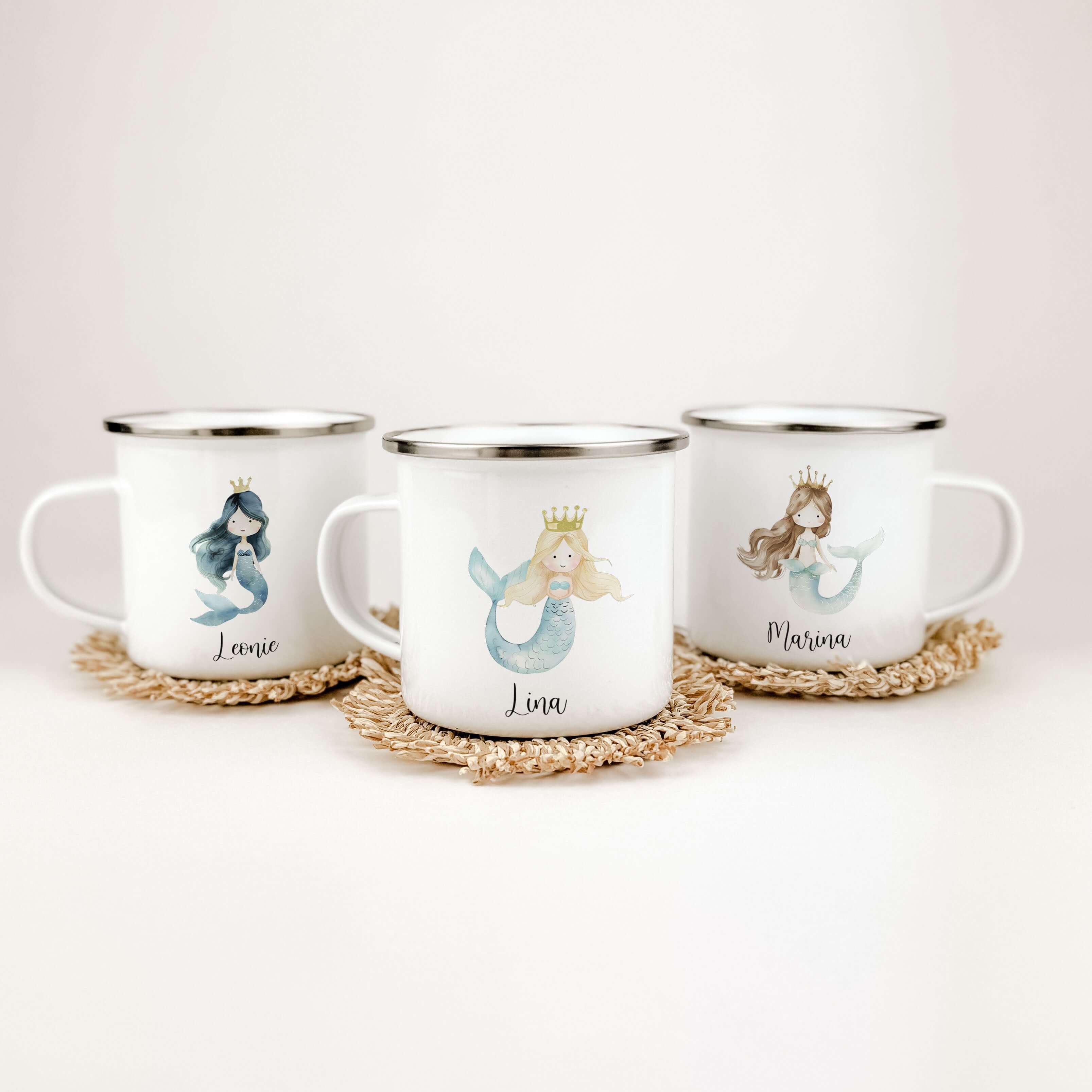 Emaille Tasse Meerjungfrau Azura-famprints-Emaille Tasse-Tauche ein in die faszinierende Unterwasserwelt der Meerjungfrauen mit unserer personalisierten Emaille Tasse! Mit ihrem brillanten und langlebigen Druck ist unsere Tasse nicht nur ein echter Blickf