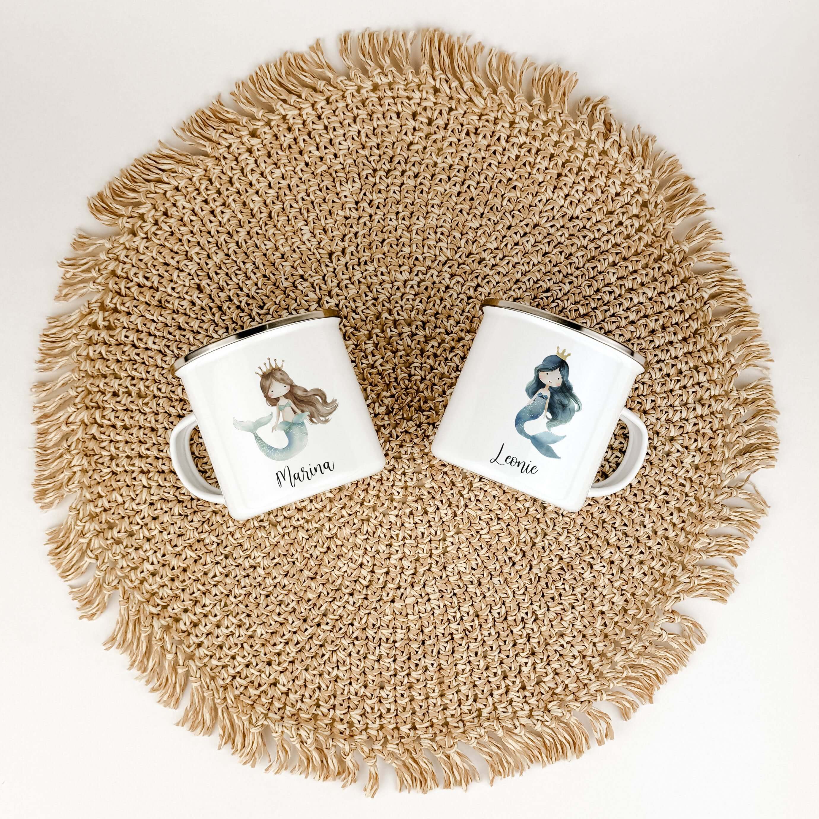 Emaille Tasse Meerjungfrau Azura-famprints-Emaille Tasse-Tauche ein in die faszinierende Unterwasserwelt der Meerjungfrauen mit unserer personalisierten Emaille Tasse! Mit ihrem brillanten und langlebigen Druck ist unsere Tasse nicht nur ein echter Blickf