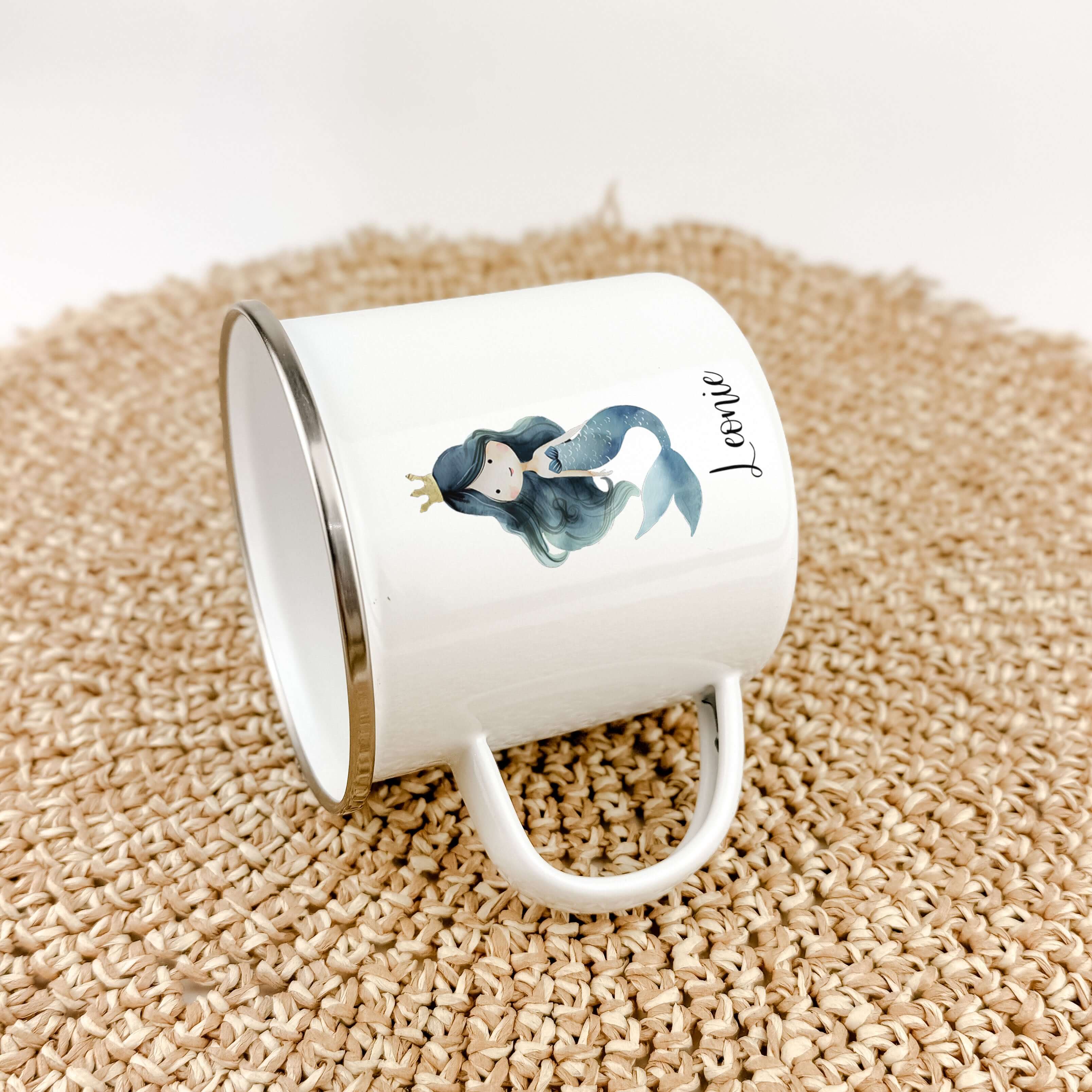 Emaille Tasse Meerjungfrau Azura-famprints-Emaille Tasse-Tauche ein in die faszinierende Unterwasserwelt der Meerjungfrauen mit unserer personalisierten Emaille Tasse! Mit ihrem brillanten und langlebigen Druck ist unsere Tasse nicht nur ein echter Blickf