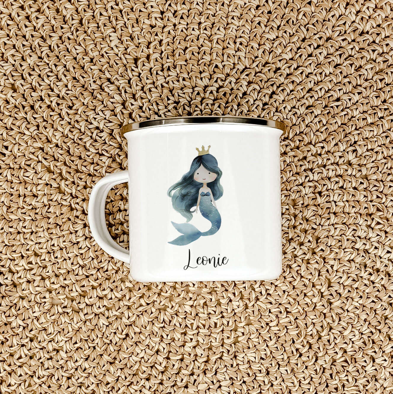 Emaille Tasse Meerjungfrau Azura-famprints-Emaille Tasse-Tauche ein in die faszinierende Unterwasserwelt der Meerjungfrauen mit unserer personalisierten Emaille Tasse! Mit ihrem brillanten und langlebigen Druck ist unsere Tasse nicht nur ein echter Blickf