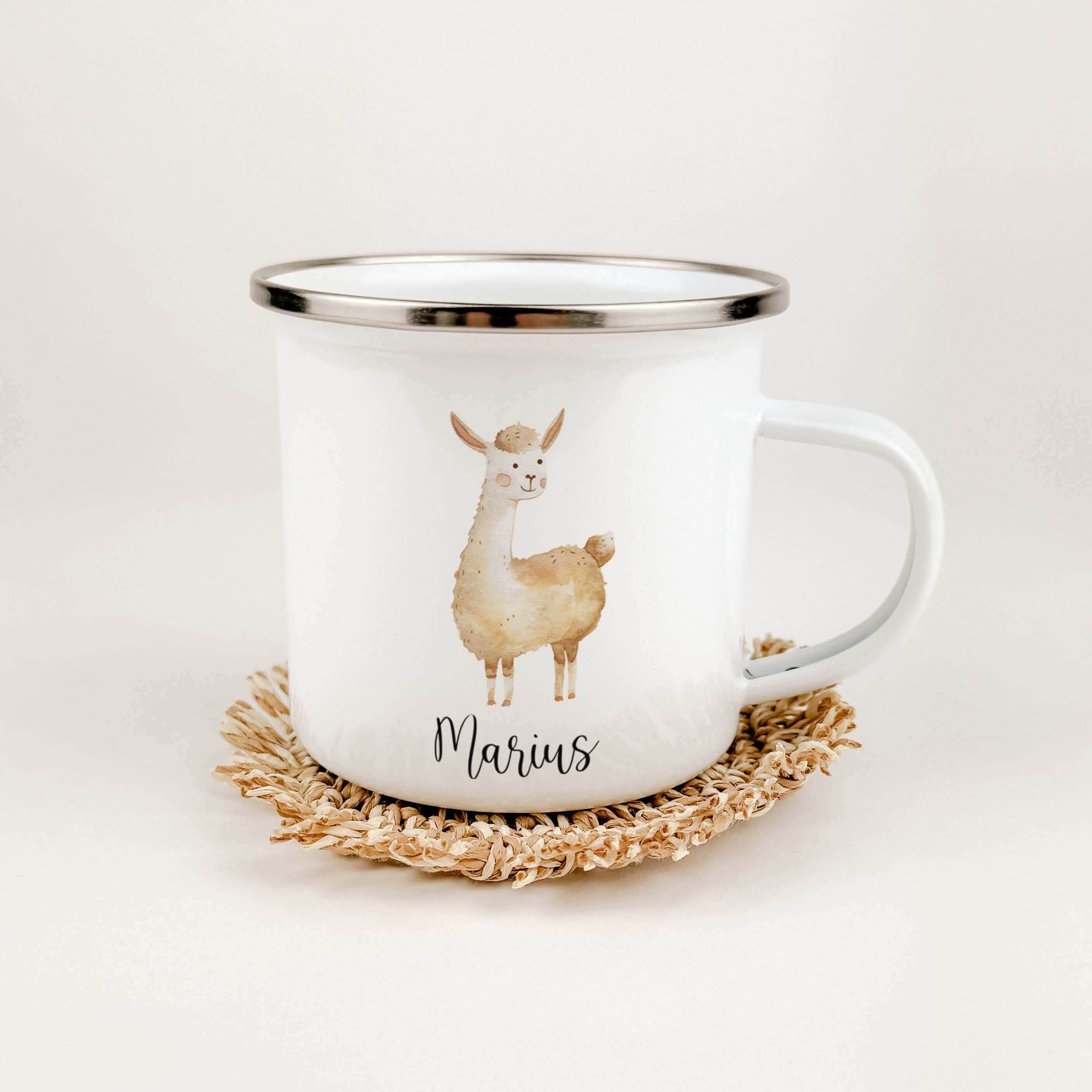 Emaille Tasse Lama-famprints-Emaille Tasse-Entdecke unsere personalisierte Emaille Tasse Lama - ein einzigartiges und liebevoll gestaltetes Geschenk für Kinder! Mit einem süßen kleinen Lama in Aquarell Optik bedruckt, ist diese Tasse nicht nur optisch ans